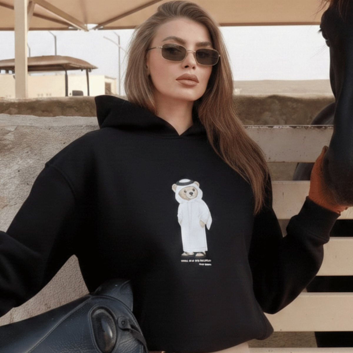 Kadın Oversize Sweatshirt Hoodie Qatari Bear White Siyah – Kapüşonlu, 3 İplik Polar, Kanguru Cepli