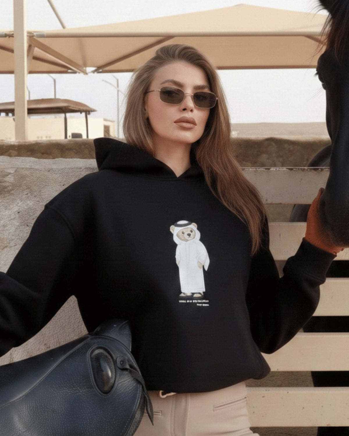 Kadın Oversize Sweatshirt Hoodie Qatari Bear White Siyah – Kapüşonlu, 3 İplik Polar, Kanguru Cepli