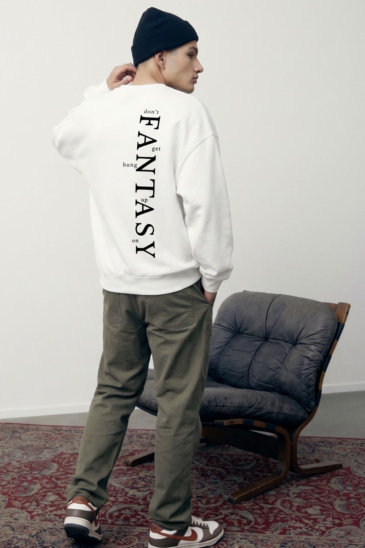 Erkek Oversize Sweatshirt Fantasy Back Baskılı Beyaz – Bisiklet Yaka, 3 İplik Şardonlu Polar