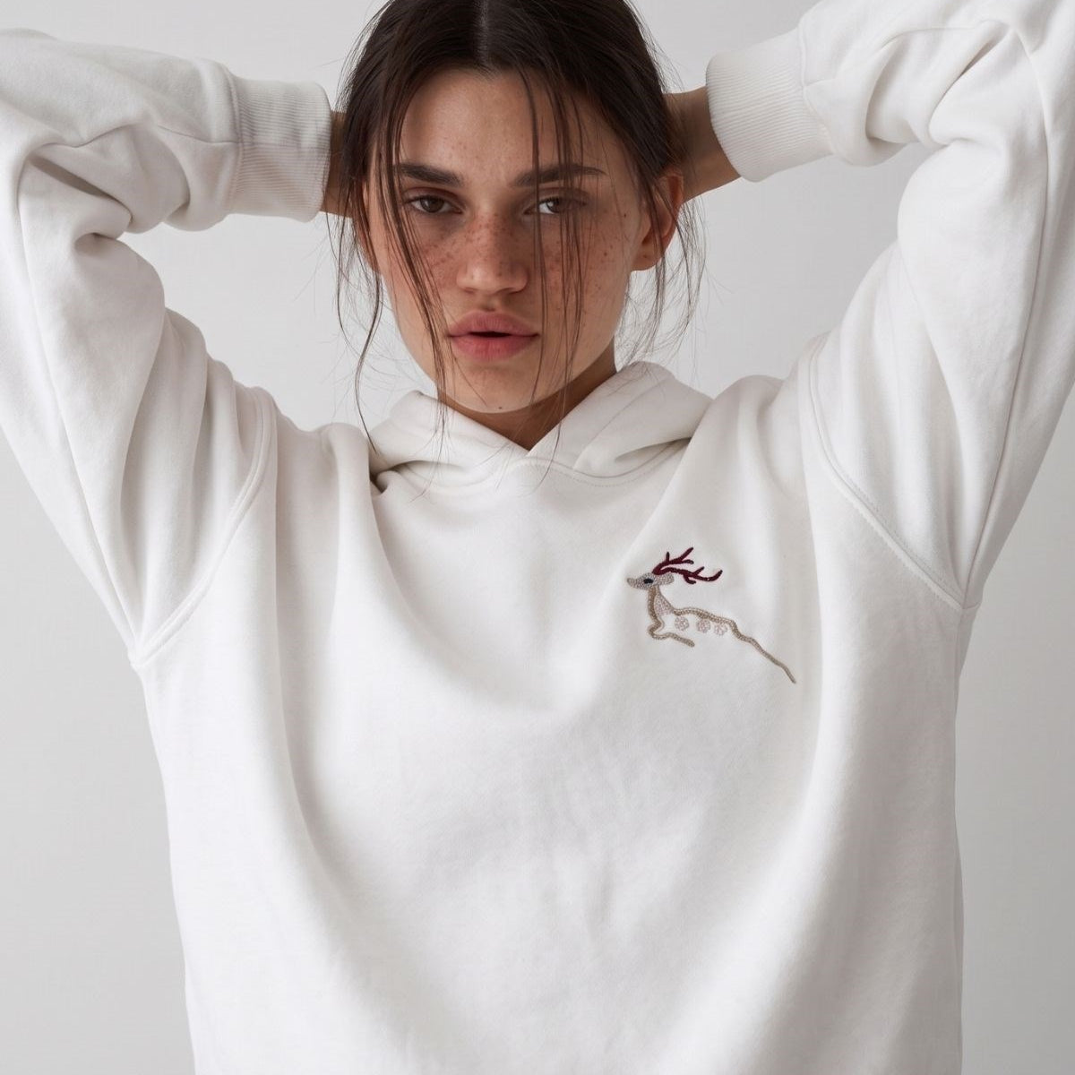 Kadın Oversize Hoodie Geyik Nakışlı Beyaz – Kapüşonlu, Kanguru Cepli, 3 İplik Şardonlu Polar