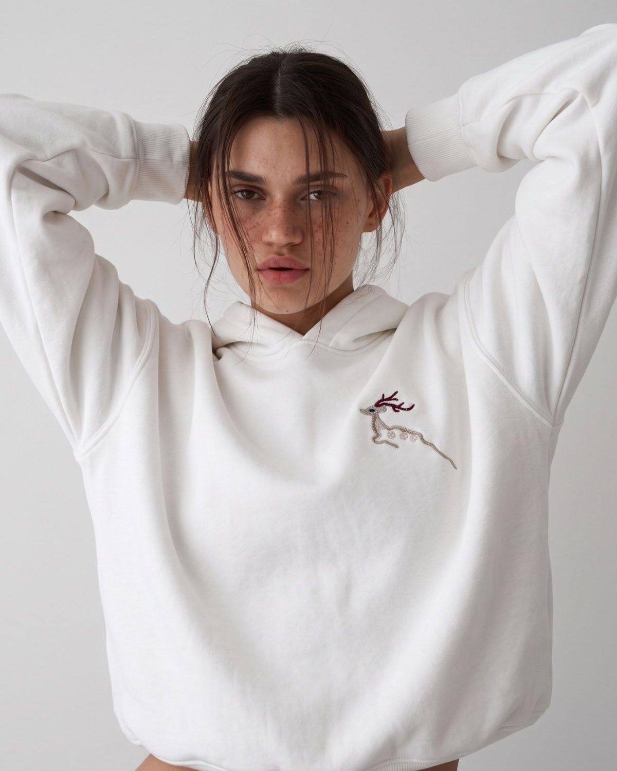 Kadın Oversize Hoodie Geyik Nakışlı Beyaz – Kapüşonlu, Kanguru Cepli, 3 İplik Şardonlu Polar