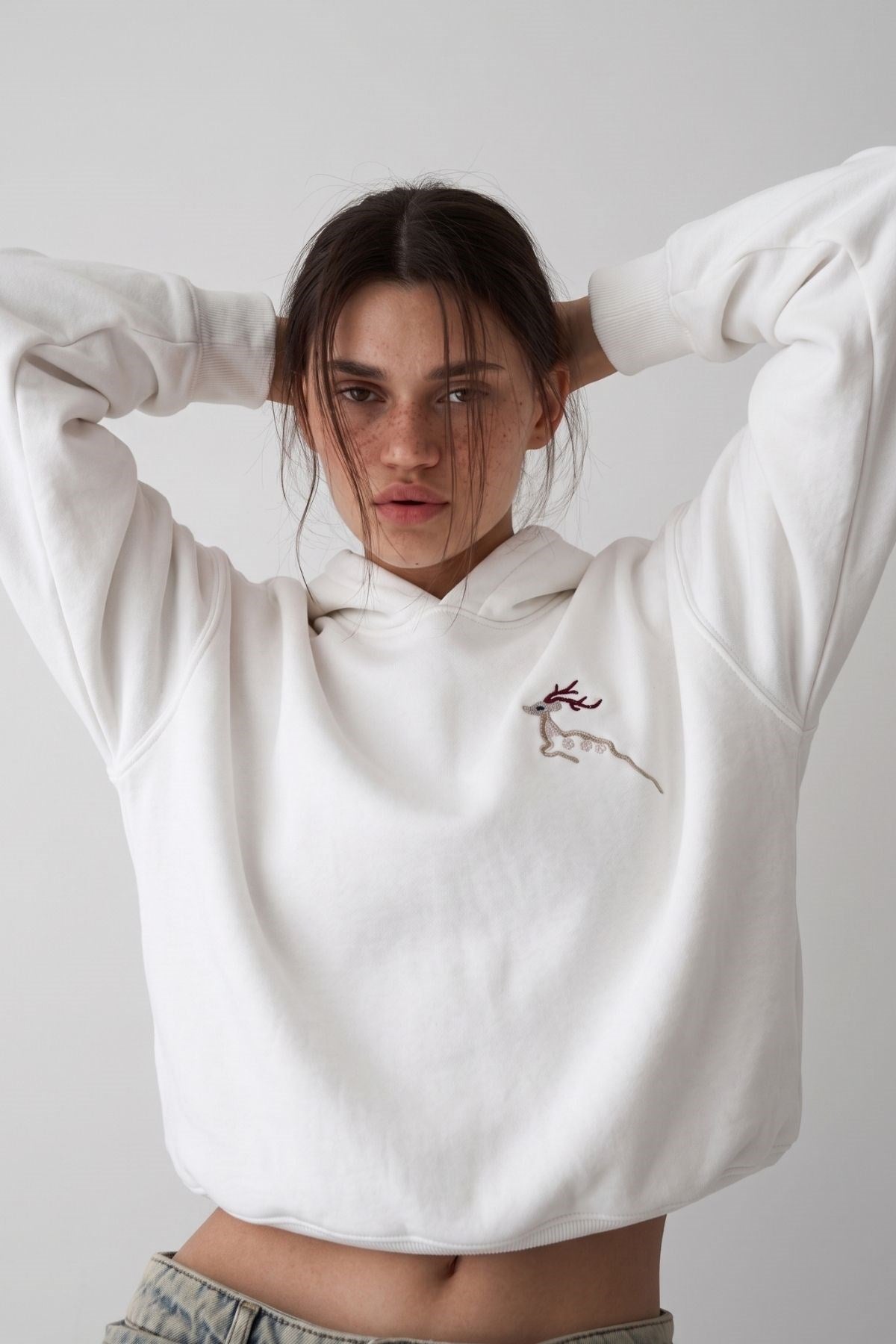 Kadın Oversize Hoodie Geyik Nakışlı Beyaz – Kapüşonlu, Kanguru Cepli, 3 İplik Şardonlu Polar
