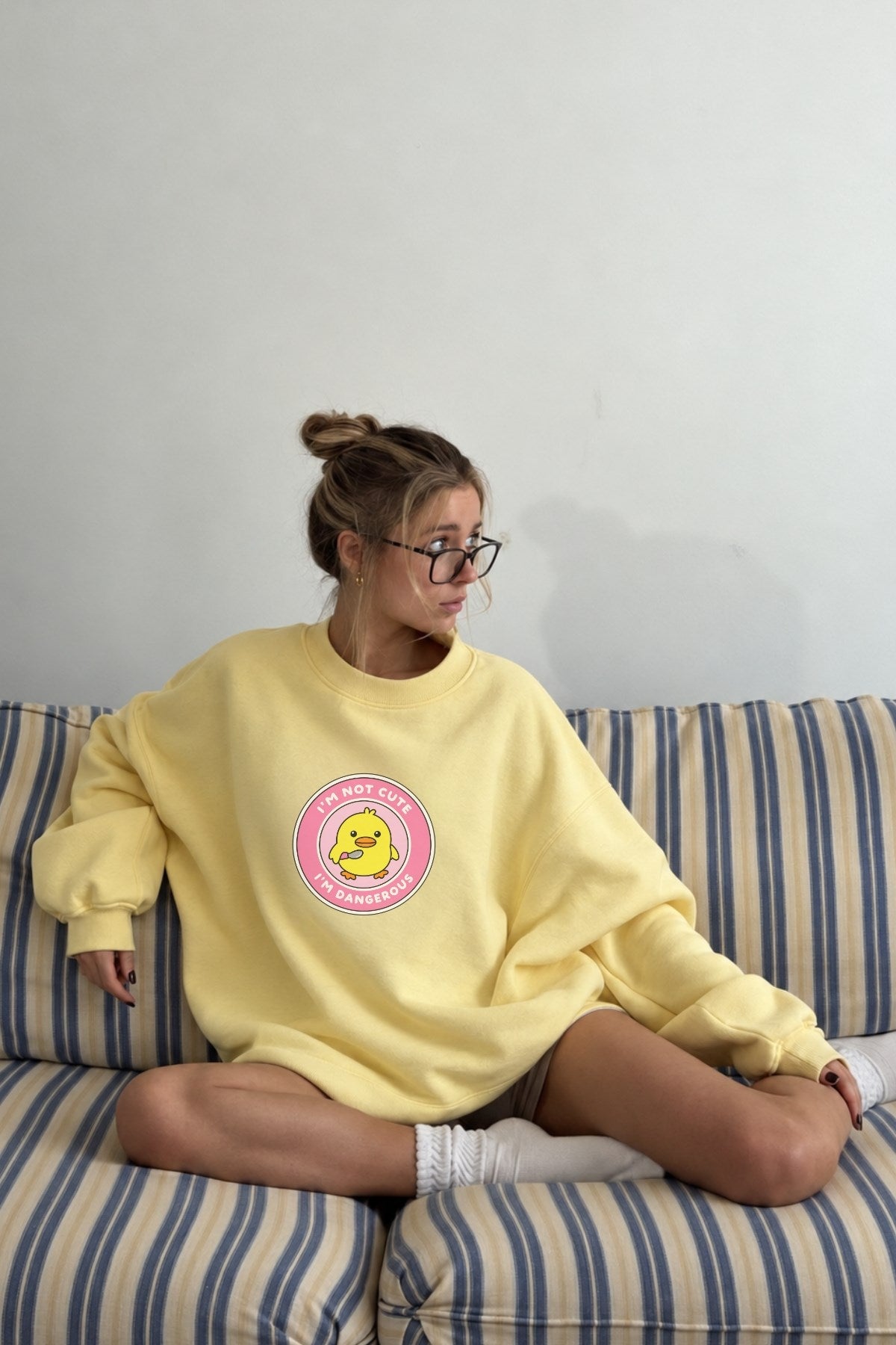 Kadın Oversize Sweatshirt Elbise Dangerous Chick Baskılı Sarı – Uzun Boy, 3 İplik Şardonlu Polar