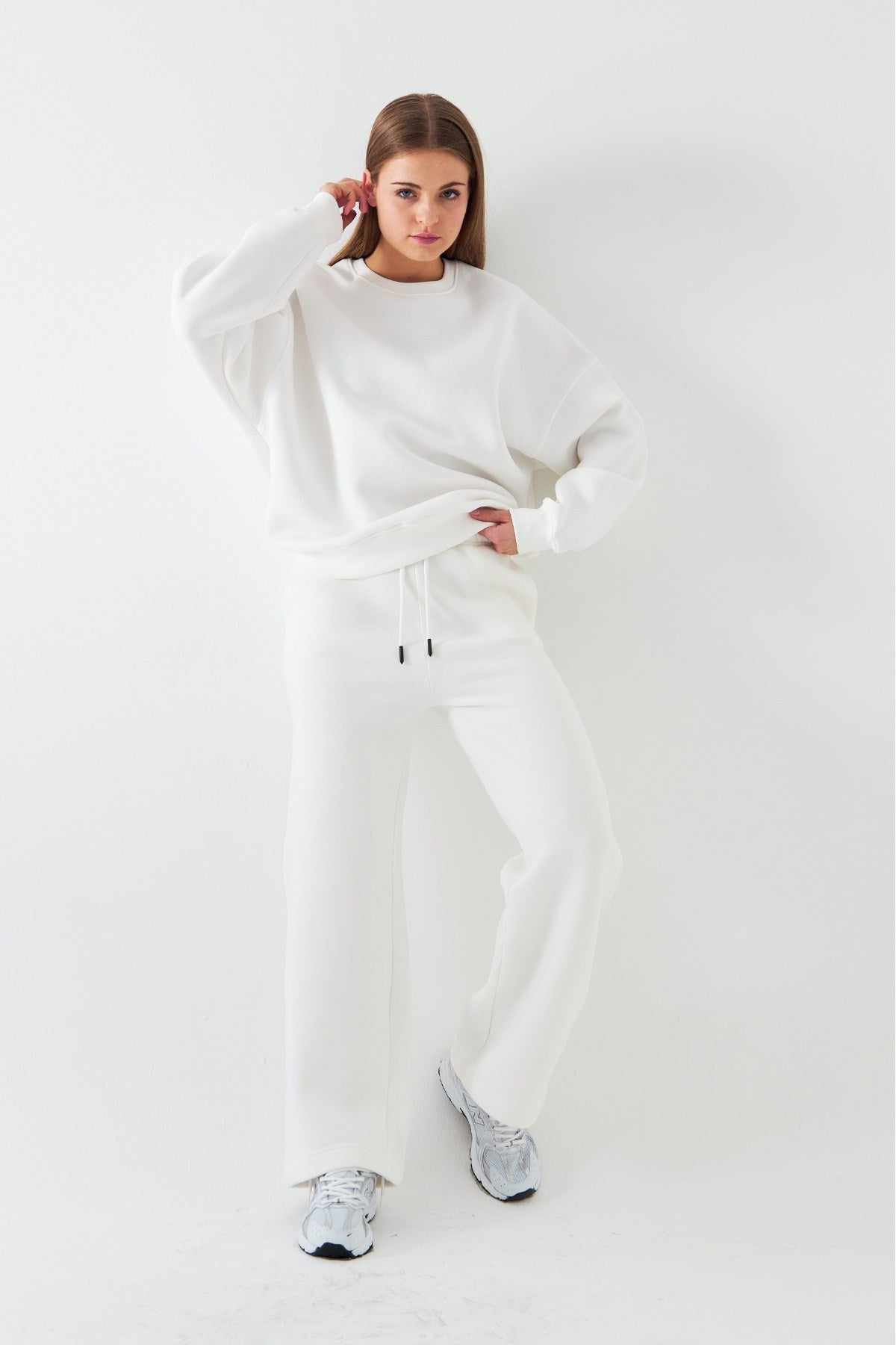 Unisex Oversize Eşofman Takımı Basic Beyaz – Bisiklet Yaka, Boru Paça, 3 İplik Şardonlu Polar