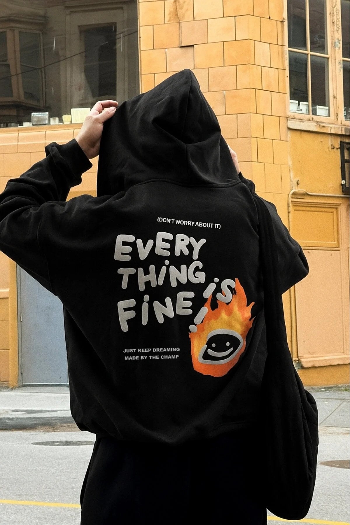  Every Thing Is Fine Baskılı Unisex Siyah Kapüşonlu Sweatshirt – 3 İplik Şardonlu Kumaş