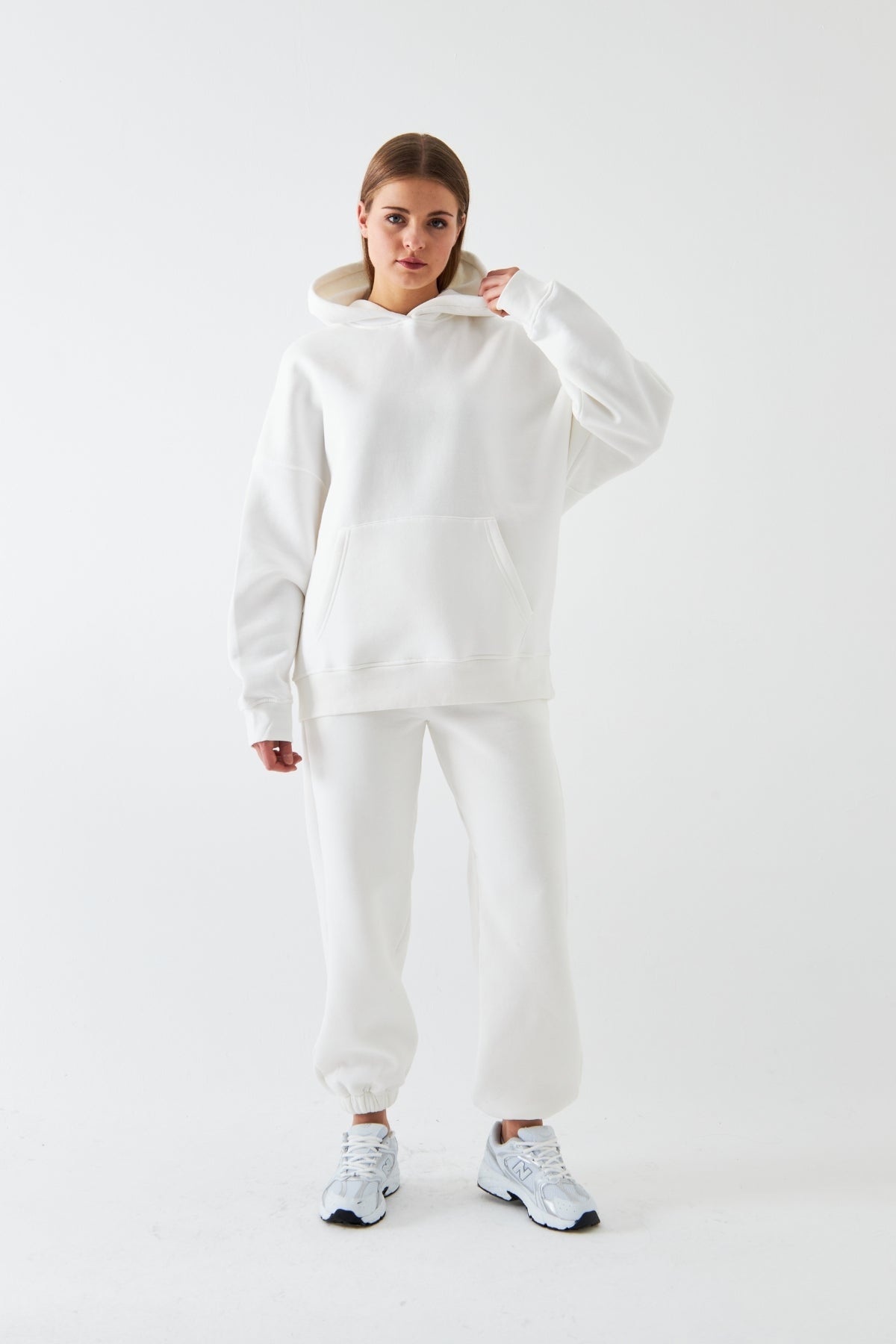 Oversize Unisex Eşofman Takımı Beyaz – Basic, 3 İplik Şardonlu Polar; Kapüşonlu Üst, Lastikli Alt