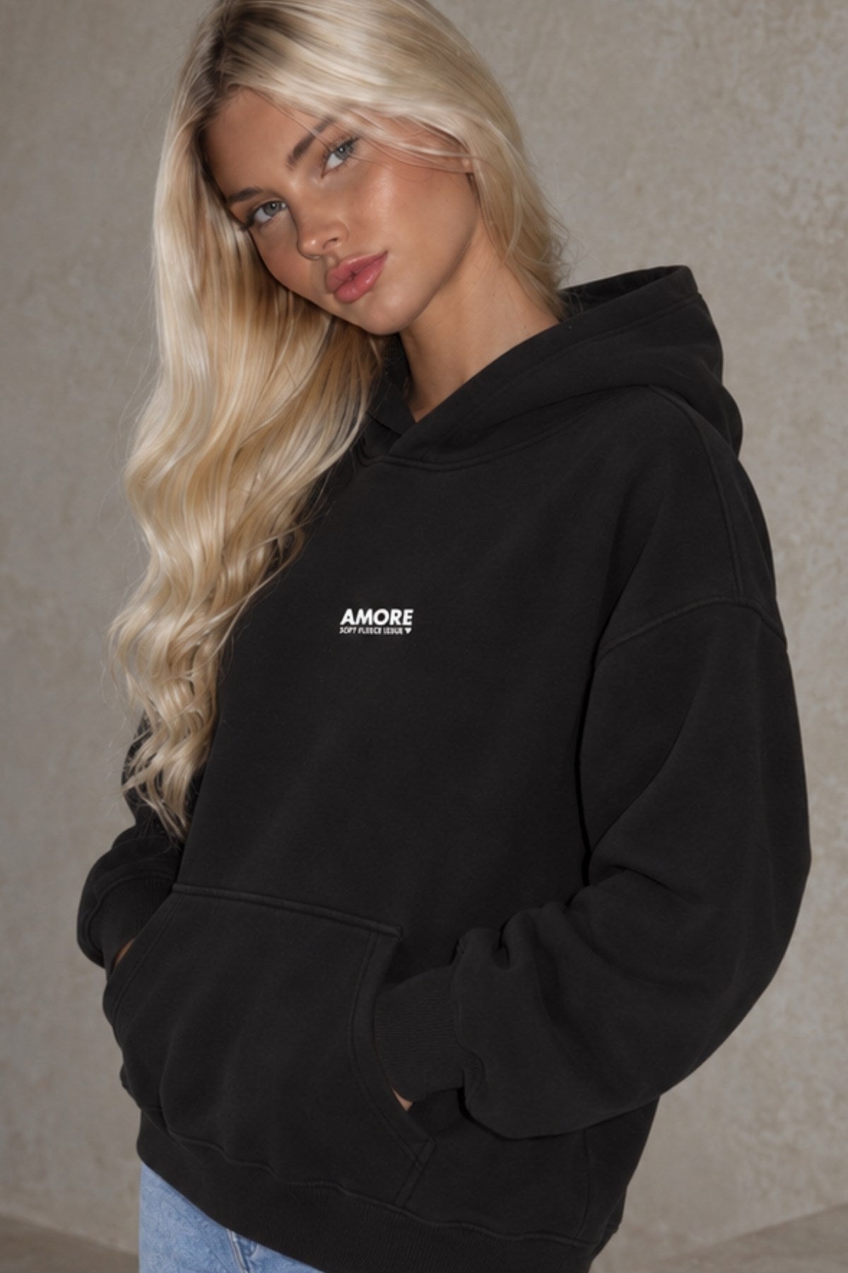 Kadın Oversize Hoodie Amore Baskılı Siyah – Kapüşonlu, Kanguru Cepli, 3 İplik Şardonlu Polar