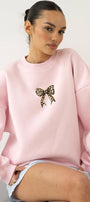 Kadın Oversize Sweatshirt Leo Kurdele Baskılı Pembe – Bisiklet Yaka, 3 İplik Şardonlu Polar