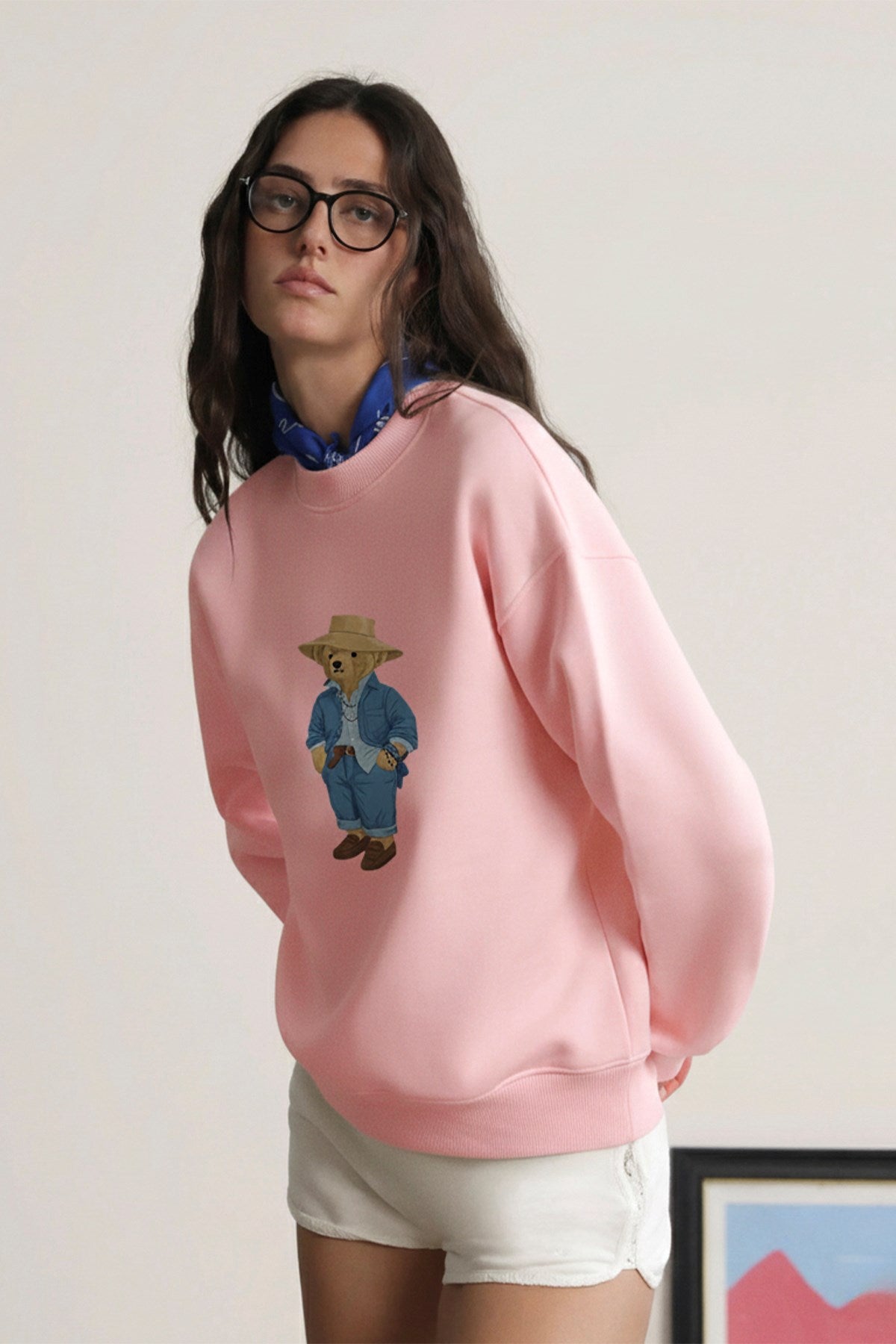 Kadın Oversize Sweatshirt Ranch Bear Baskılı Pembe – Bisiklet Yaka, 3 İplik Şardonlu Polar