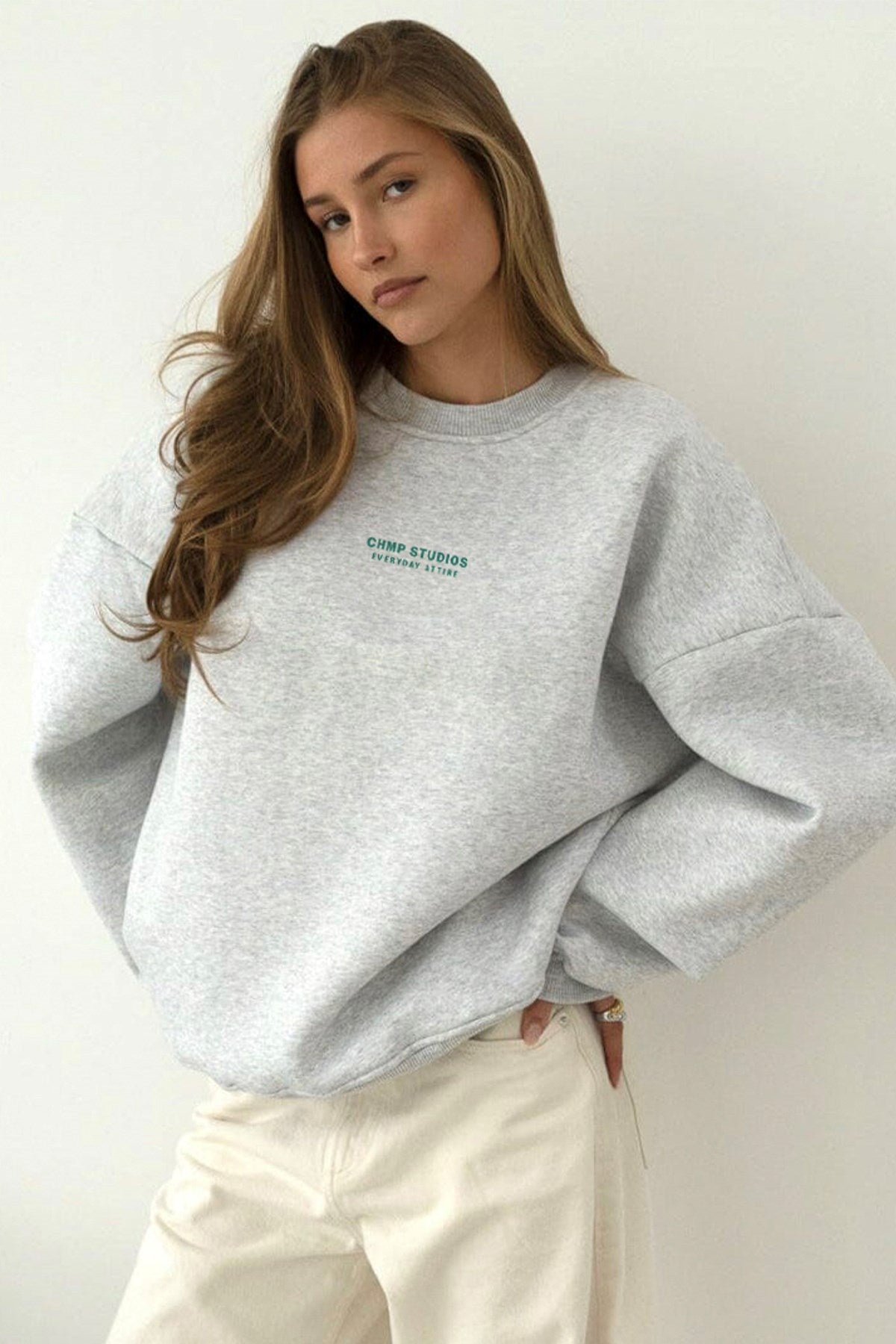 Kadın Oversize Sweatshirt CHMP STUDIOS Gri – Bisiklet Yaka, 3 İplik Şardounlu Polar