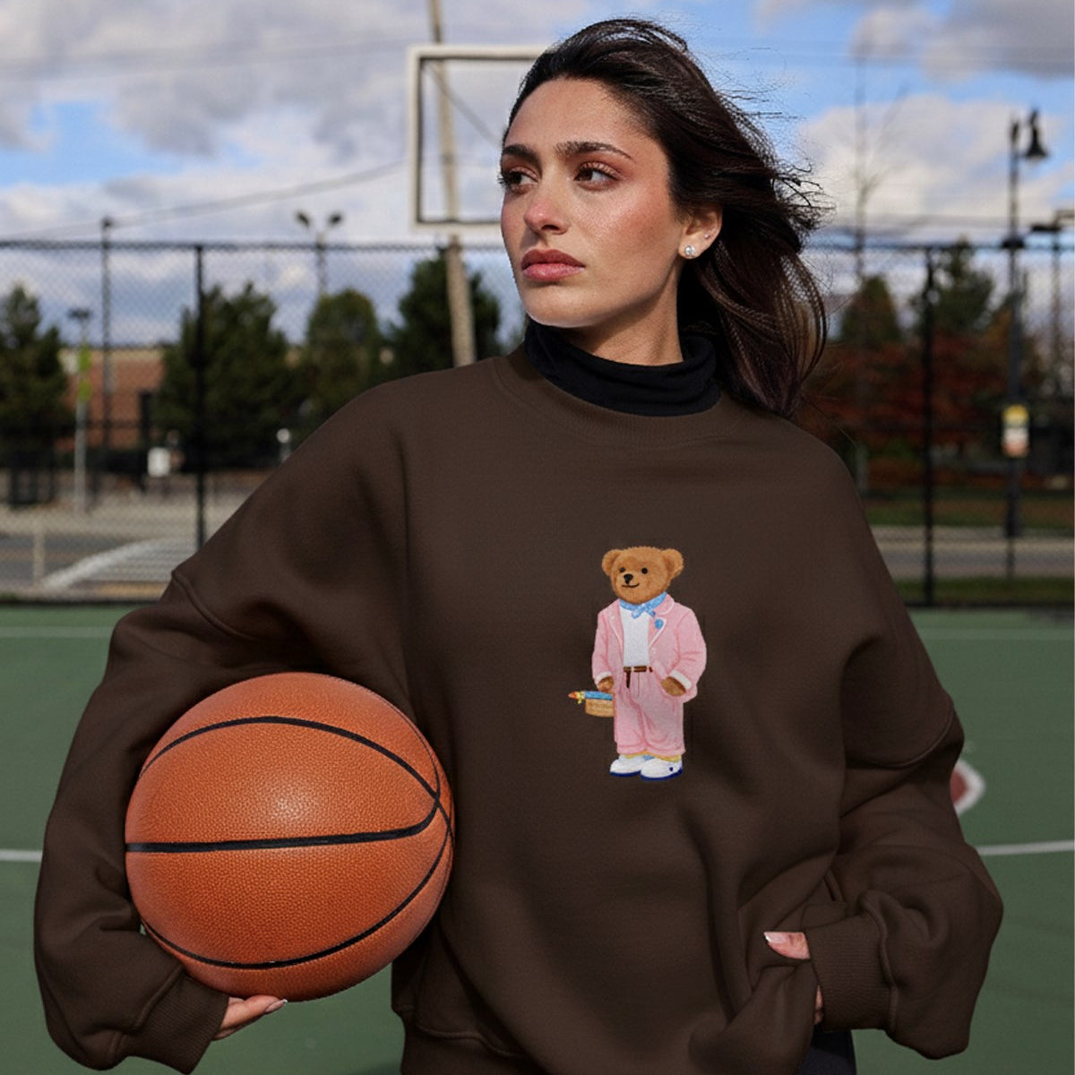 Kadın Oversize Sweatshirt Pink Suit Bear Baskılı Kahverengi – Bisiklet Yaka, 3 İplik Şardonlu Polar