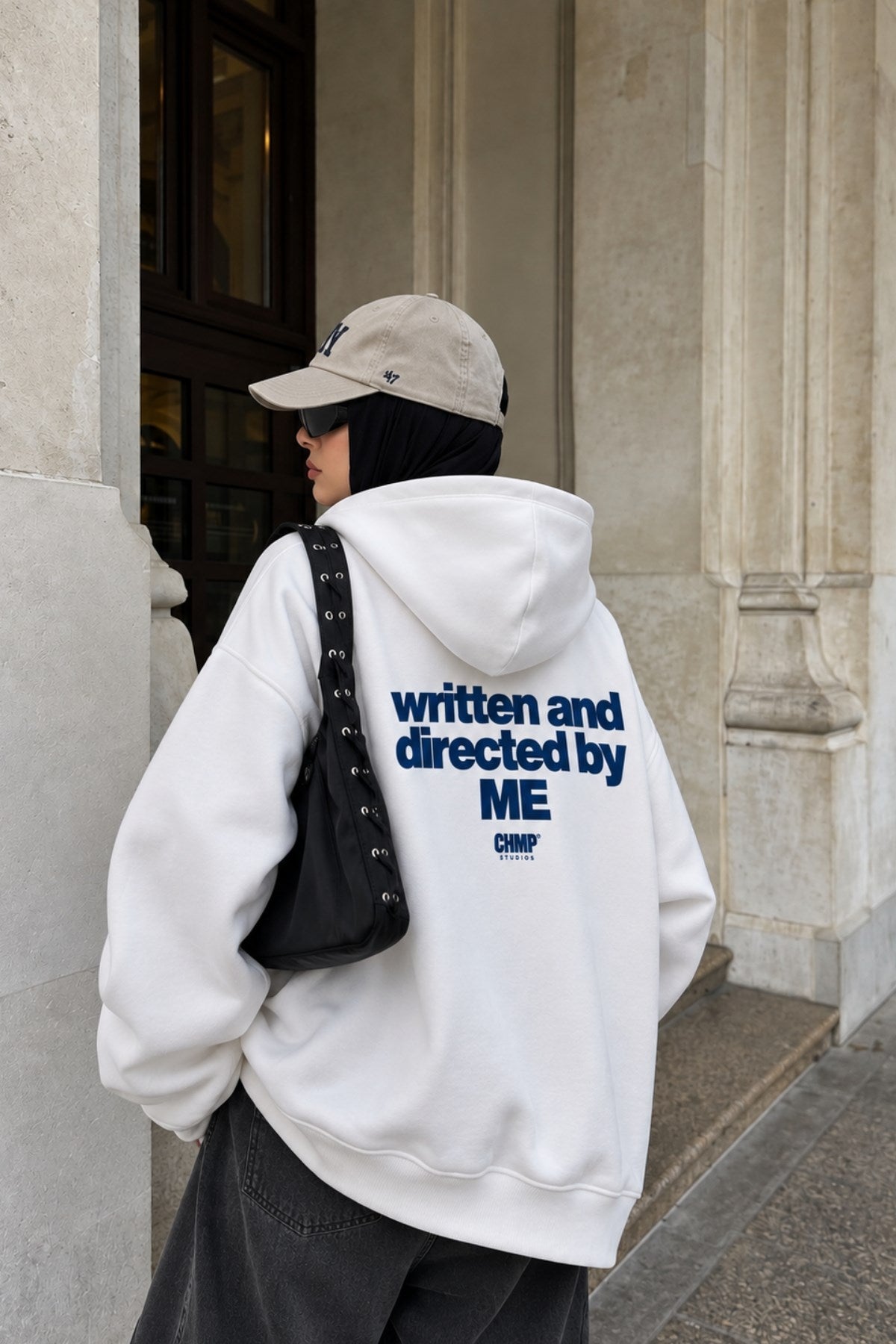 Kadın Oversize Hoodie Written & Directed Baskılı Beyaz – Kapüşonlu, Sırt Baskılı, 3 İplik