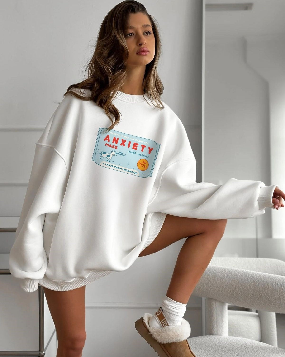 Kadın Oversize Sweatshirt Elbise Anxiety Bar Baskılı Beyaz – Bisiklet Yaka, 3 İplik Şardonlu Polar