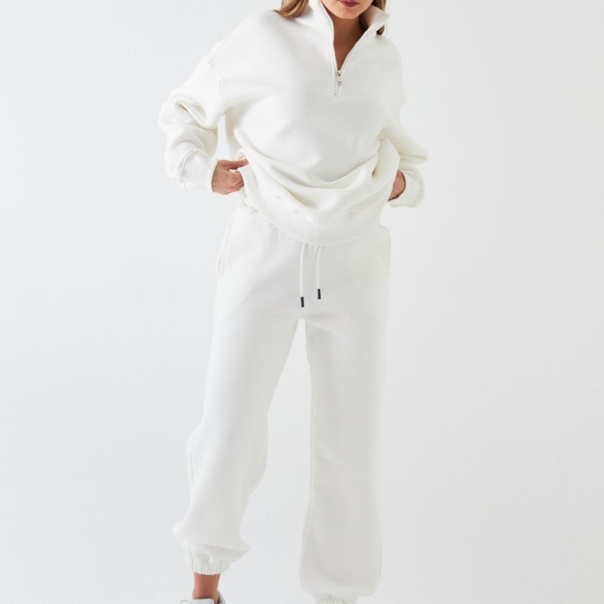 Unisex Oversize Eşofman Takımı Basic Beyaz – Fermuarlı Dik Yaka, Lastikli Paça, 3 İplik Şardonlu Polar