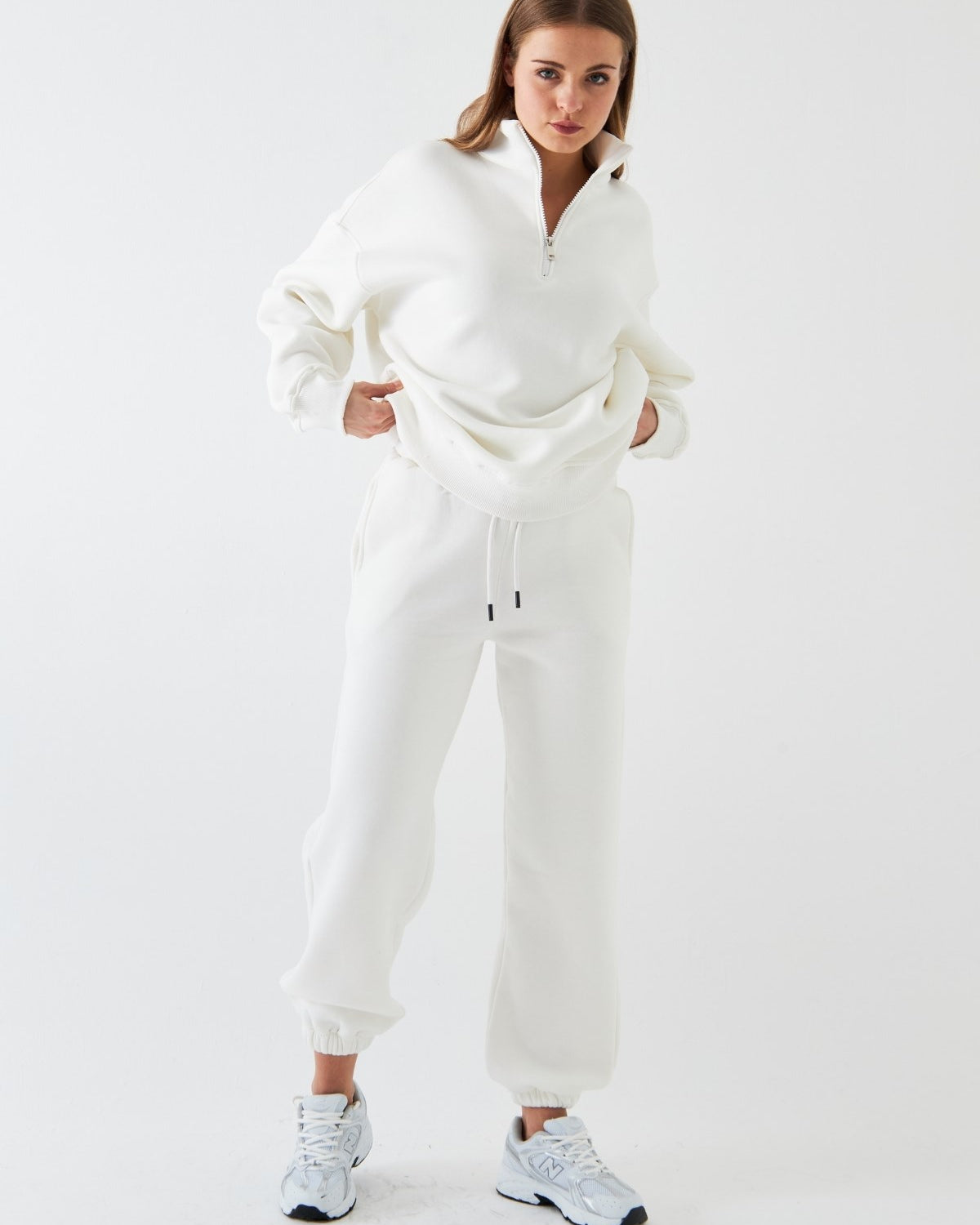 Unisex Oversize Eşofman Takımı Basic Beyaz – Fermuarlı Dik Yaka, Lastikli Paça, 3 İplik Şardonlu Polar