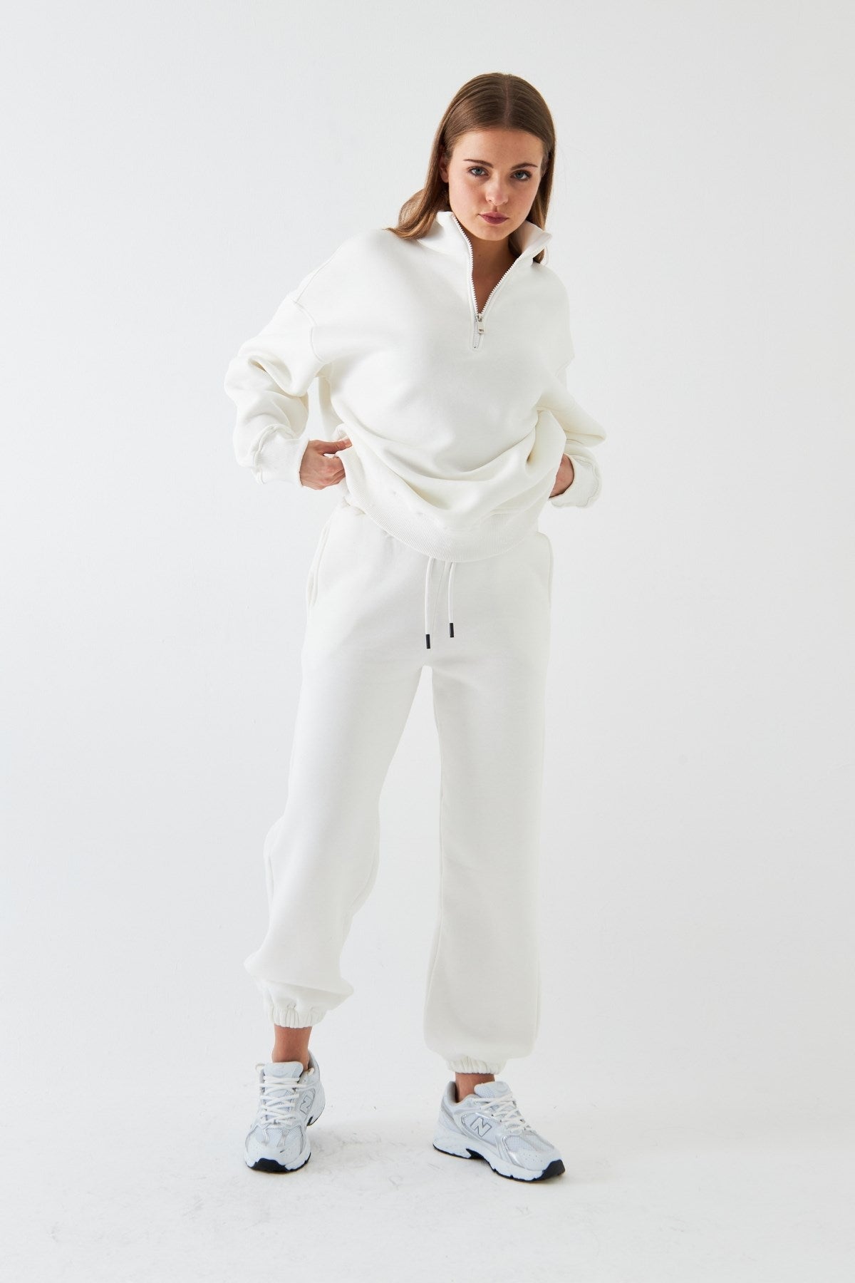 Unisex Oversize Eşofman Takımı Basic Beyaz – Fermuarlı Dik Yaka, Lastikli Paça, 3 İplik Şardonlu Polar