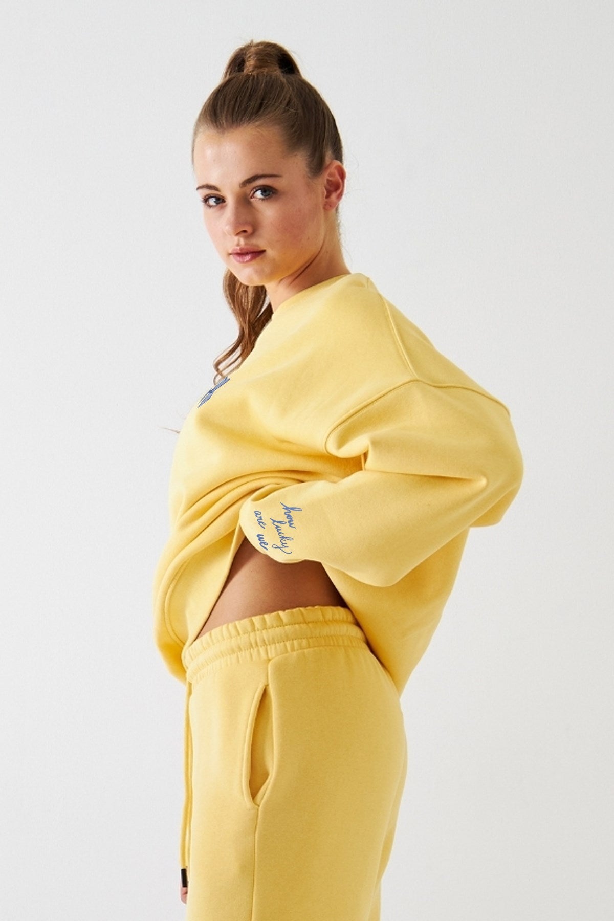 Kadın Oversize Sweatshirt How Lucky Are We Baskılı Sarı – Bisiklet Yaka, 3 İplik Şardonlu Polar