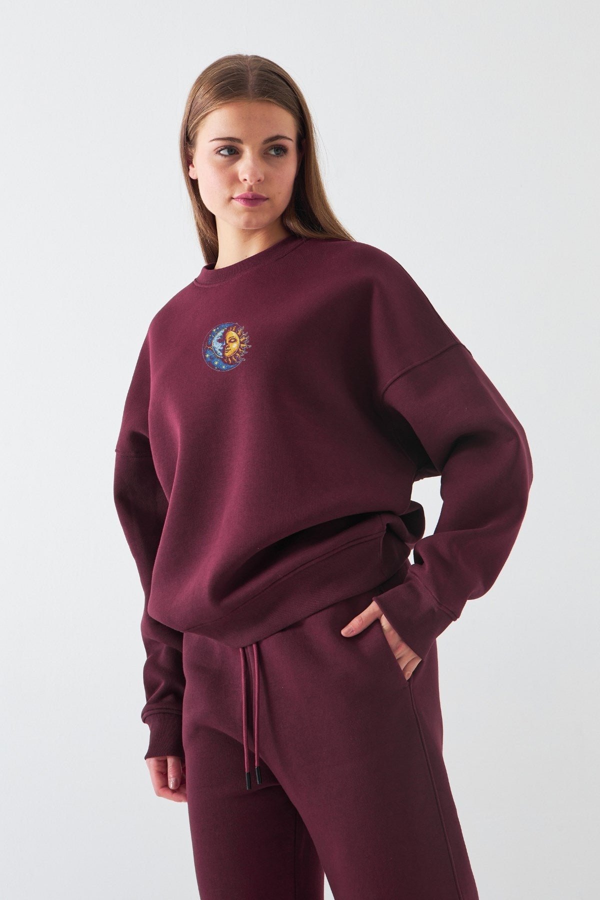 Kadın Oversize Sweatshirt Sun & Moon Baskılı Bordo – Bisiklet Yaka, 3 İplik Şardonlu Polar