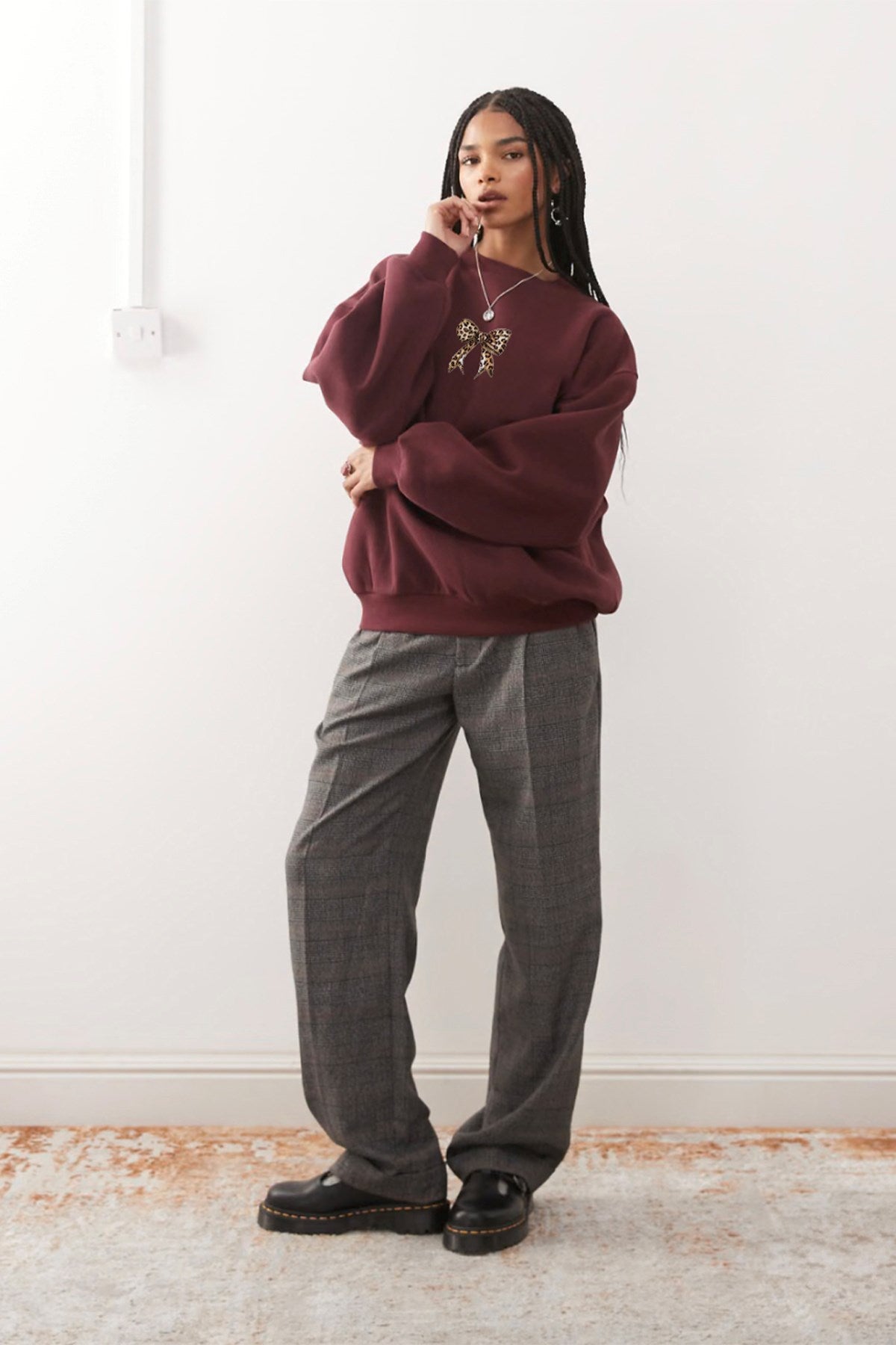 Kadın Oversize Sweatshirt Leo Kurdele Baskılı Bordo – Bisiklet Yaka, 3 İplik Şardonlu Polar