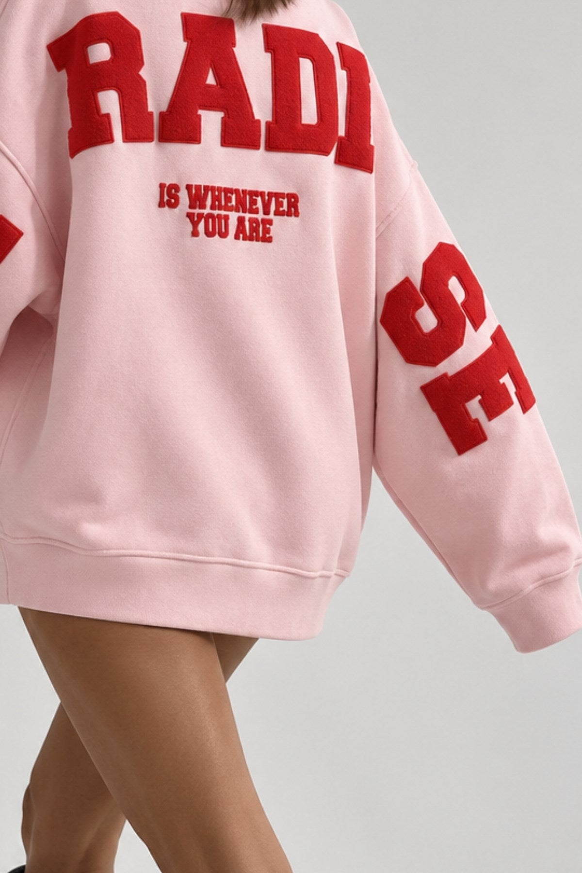 Kadın Oversize Sweatshirt Paradise Varsity Kabartma Baskılı Pembe – Bisiklet Yaka, 3 İplik Şardonlu Polar