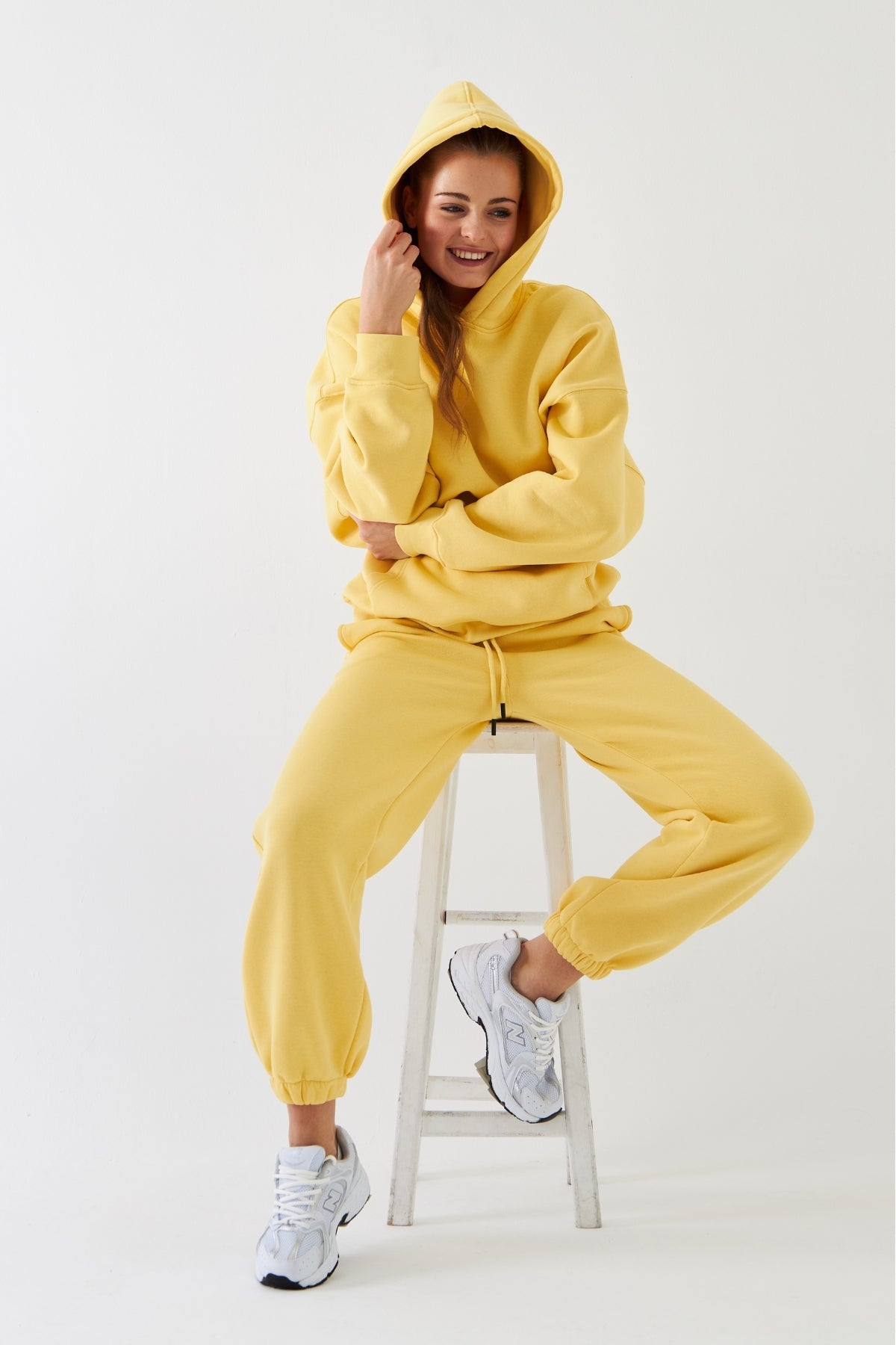 Oversize Unisex Eşofman Takımı Sarı – Basic, 3 İplik Şardonlu Polar; Kapüşonlu Üst, Lastikli Alt