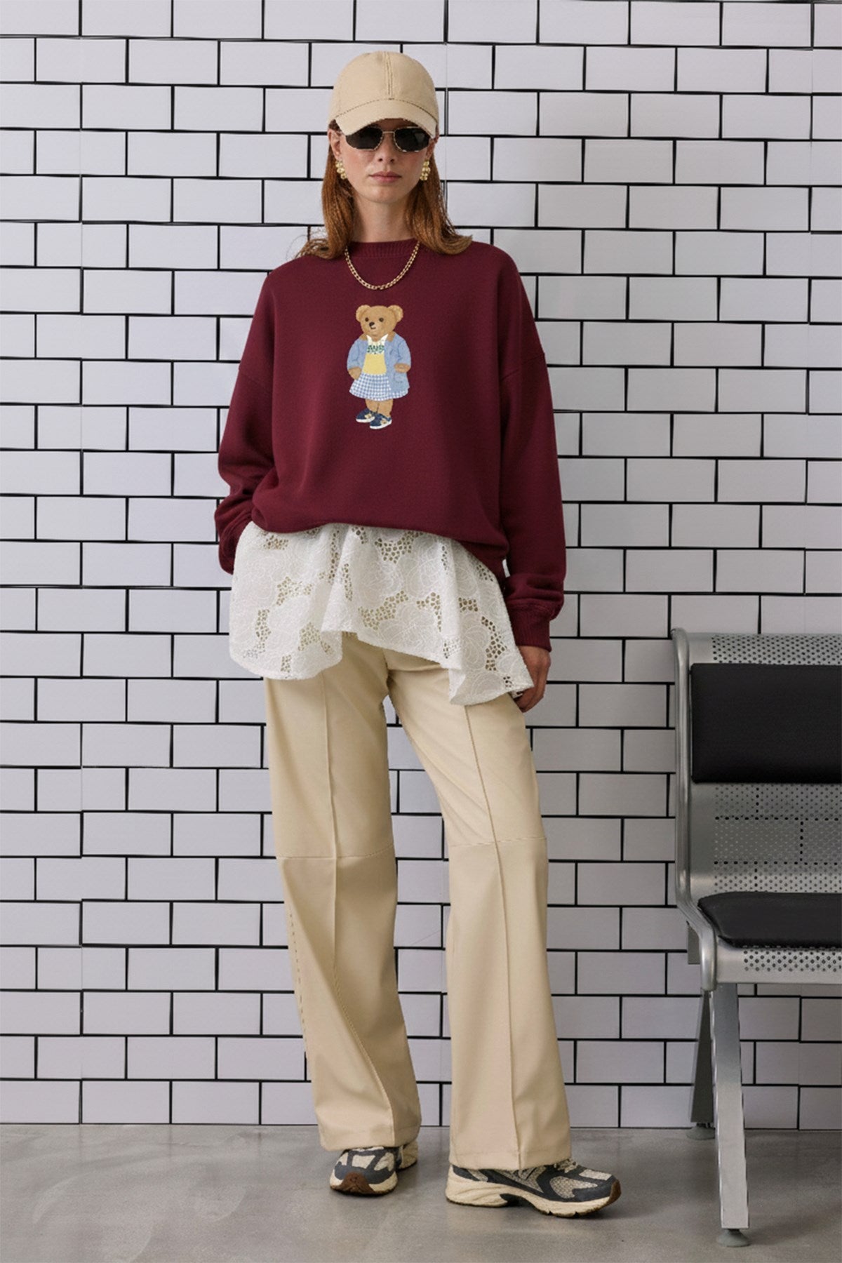 Kadın Oversize Sweatshirt Preppy Girl Bear Baskılı Bordo – Bisiklet Yaka, 3 İplik Şardonlu Polar