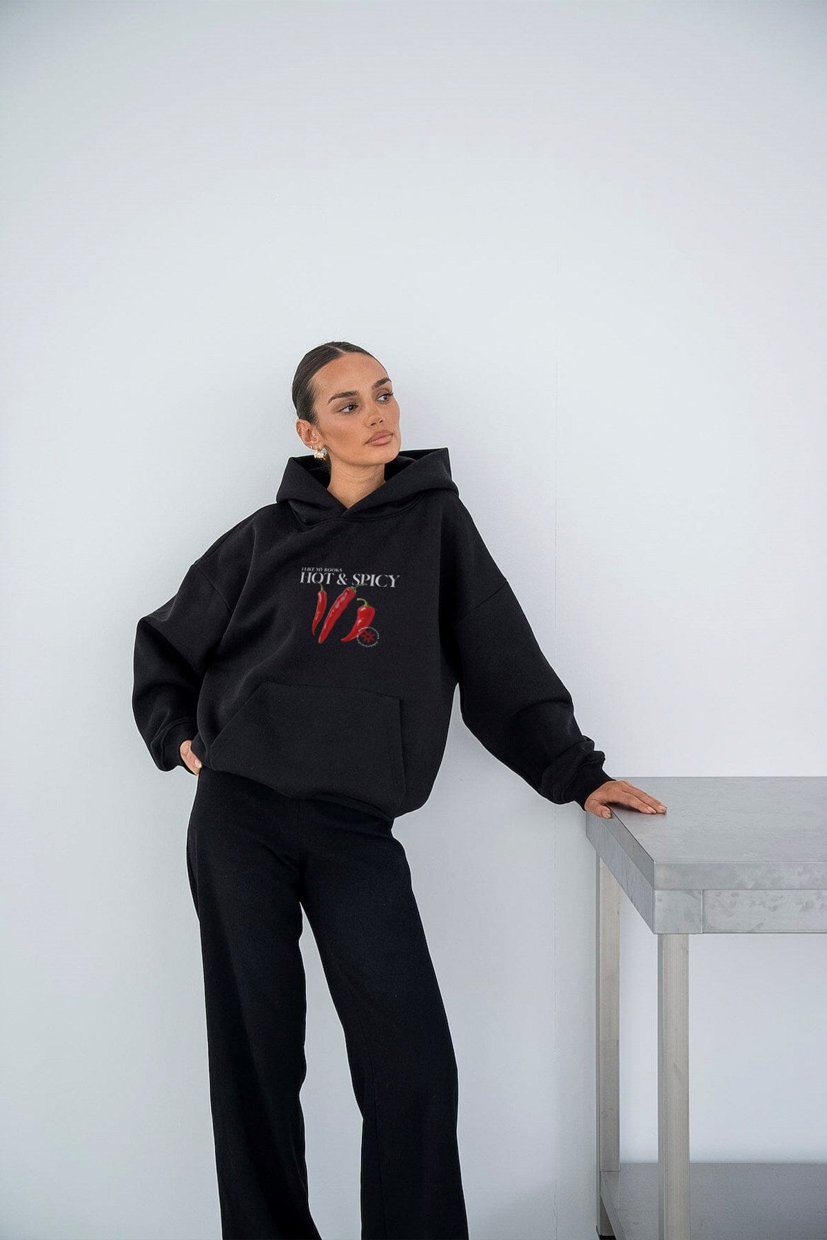 Kadın Oversize Sweatshirt Hoodie Hot & Spicy Baskılı Siyah – Kapüşonlu, 3 İplik Şardonlu Polar