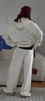Kadın Oversize Eşofman Takımı Beyaz – Kapüşonlu Fermuarlı, Şerit Detaylı, Bağcıklı Bel, Bol paça