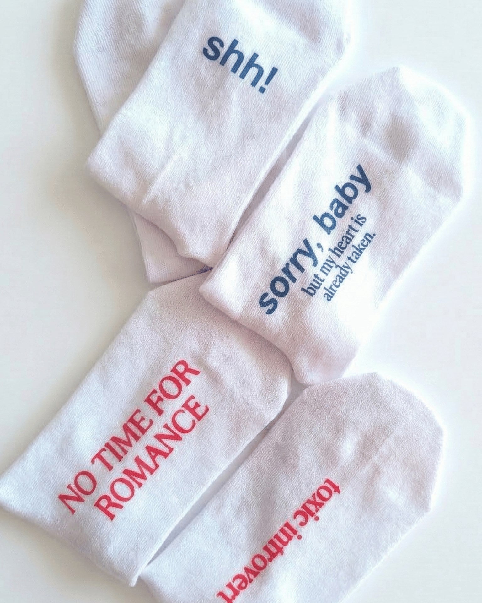 Unisex Beyaz Uzun Çorap Quiet Club - Nefes Alan Pamuklu-Koku Oluşumunu Azaltmaya Yardımcı 4’lü Paket