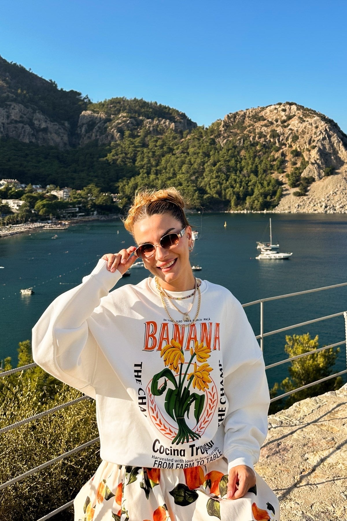 Kadın Oversize Sweatshirt Banana Tropical Baskılı Beyaz – Bisiklet Yaka, 3 İplik Şardonlu Polar