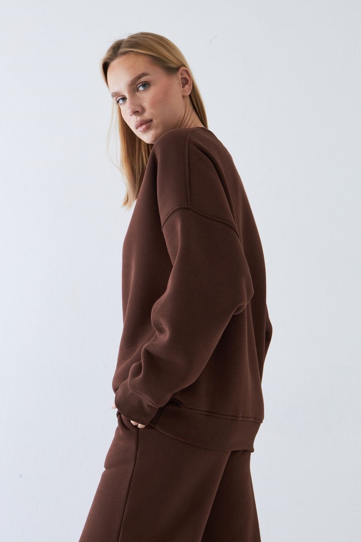 Unisex Oversize Eşofman Takımı Basic Kahverengi – Bisiklet Yaka, Bol Paça, 3 İplik Şardonlu Polar