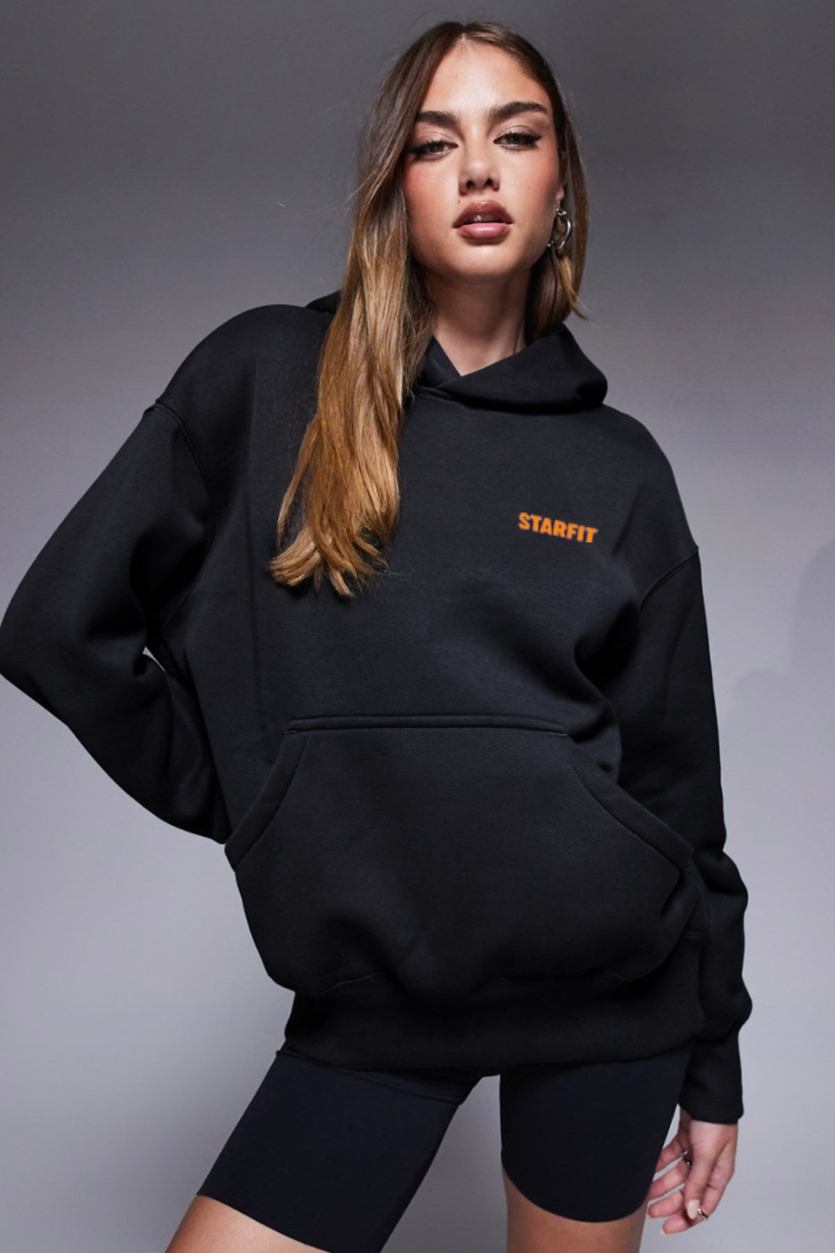 Siyah Oversize Hoodie Siyah – 3 İplik Şardonlu, Kapüşonlu Kanguru Cepli, Sırt Tam Portakal Baskı