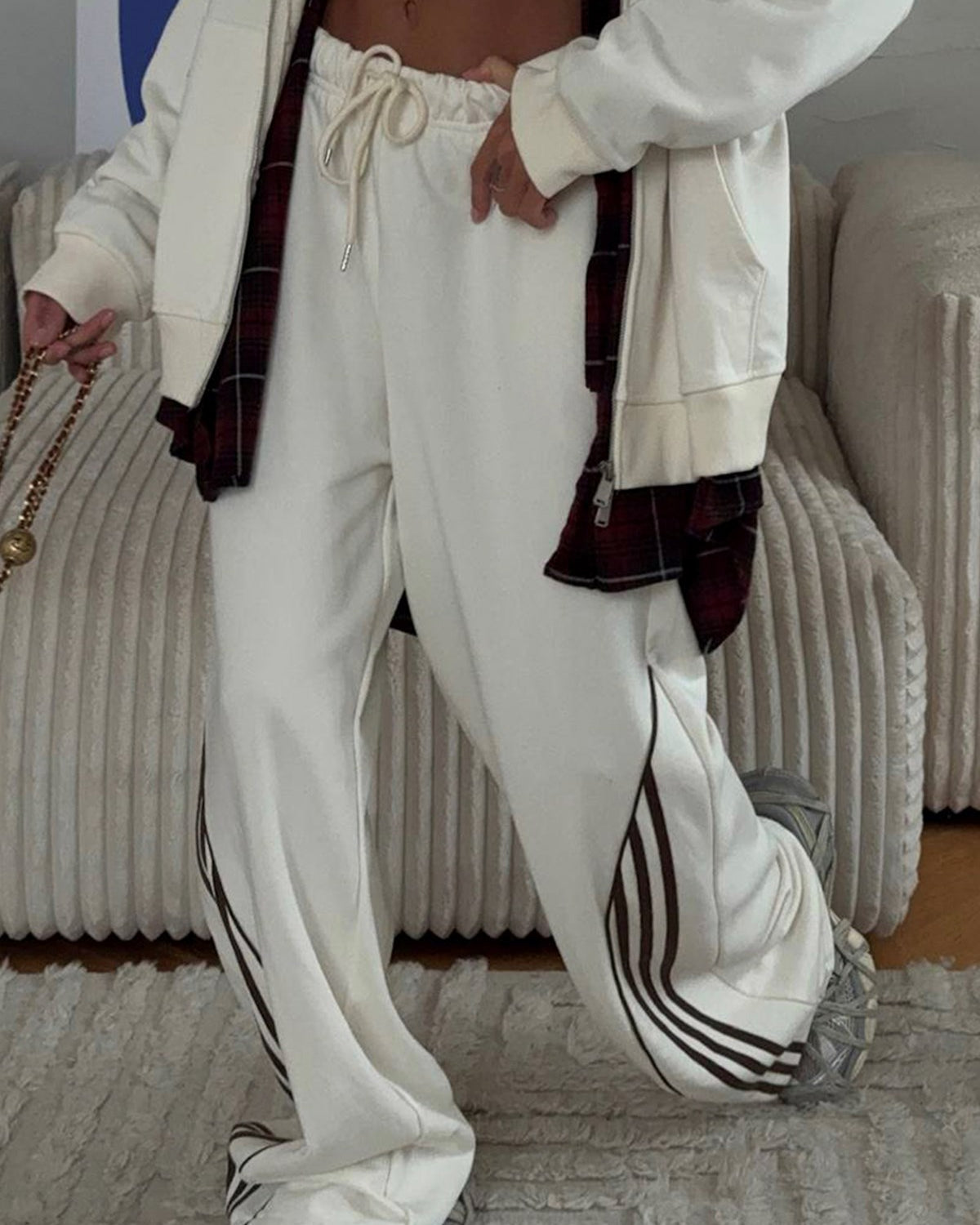 Kadın Oversize Eşofman Takımı Beyaz – Kapüşonlu Fermuarlı, Şerit Detaylı, Bağcıklı Bel, Bol paça
