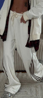 Kadın Oversize Eşofman Takımı Beyaz – Kapüşonlu Fermuarlı, Şerit Detaylı, Bağcıklı Bel, Bol paça