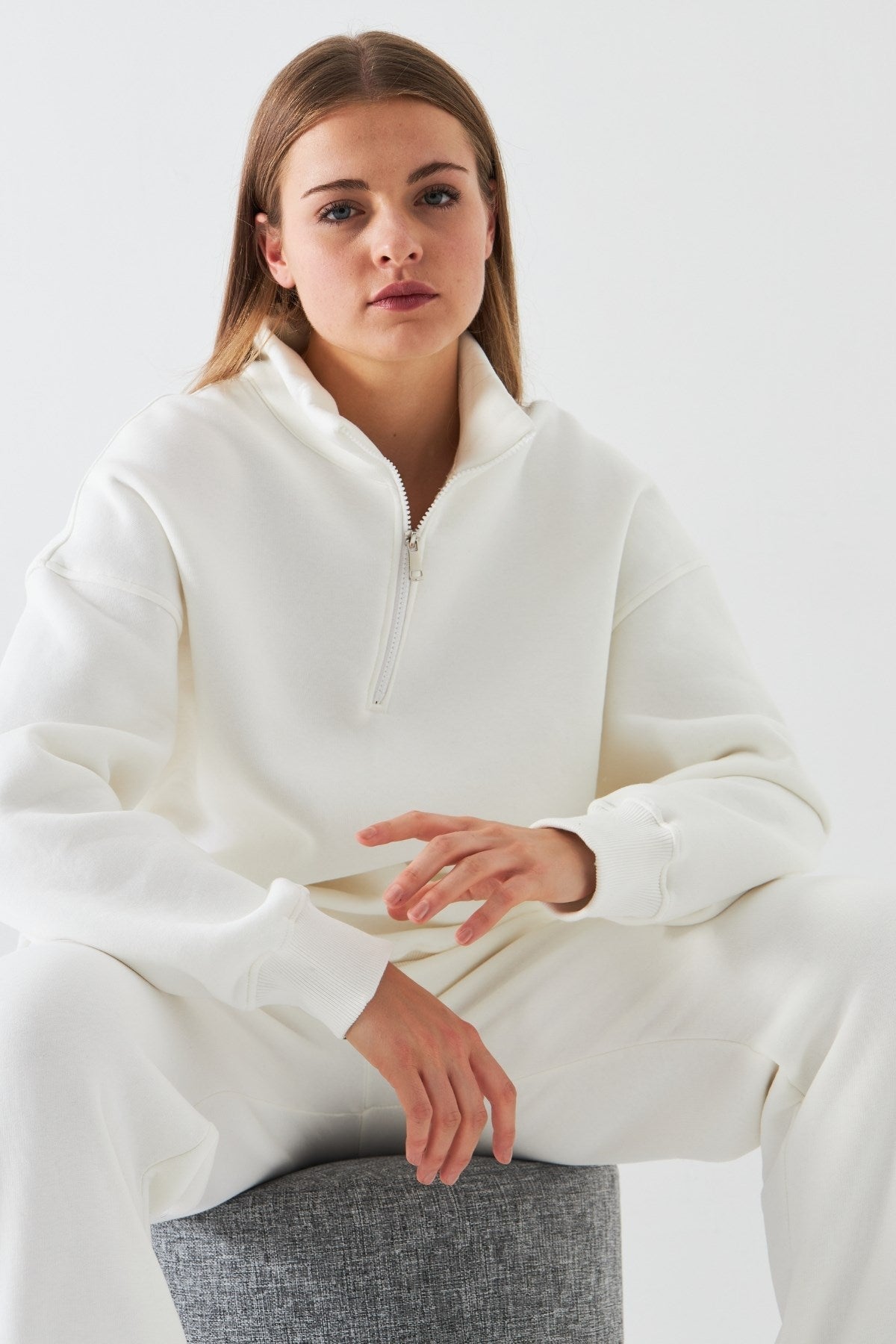 Unisex Oversize Sweatshirt Basic Beyaz – Yarım Fermuar Dik Yaka, 3 İplik Şardonlu Polar
