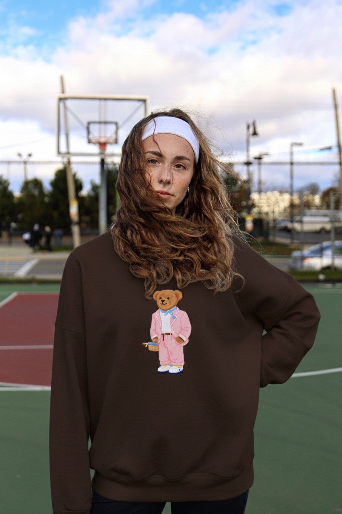 Kadın Oversize Sweatshirt Pink Suit Bear Baskılı Kahverengi – Bisiklet Yaka, 3 İplik Şardonlu Polar
