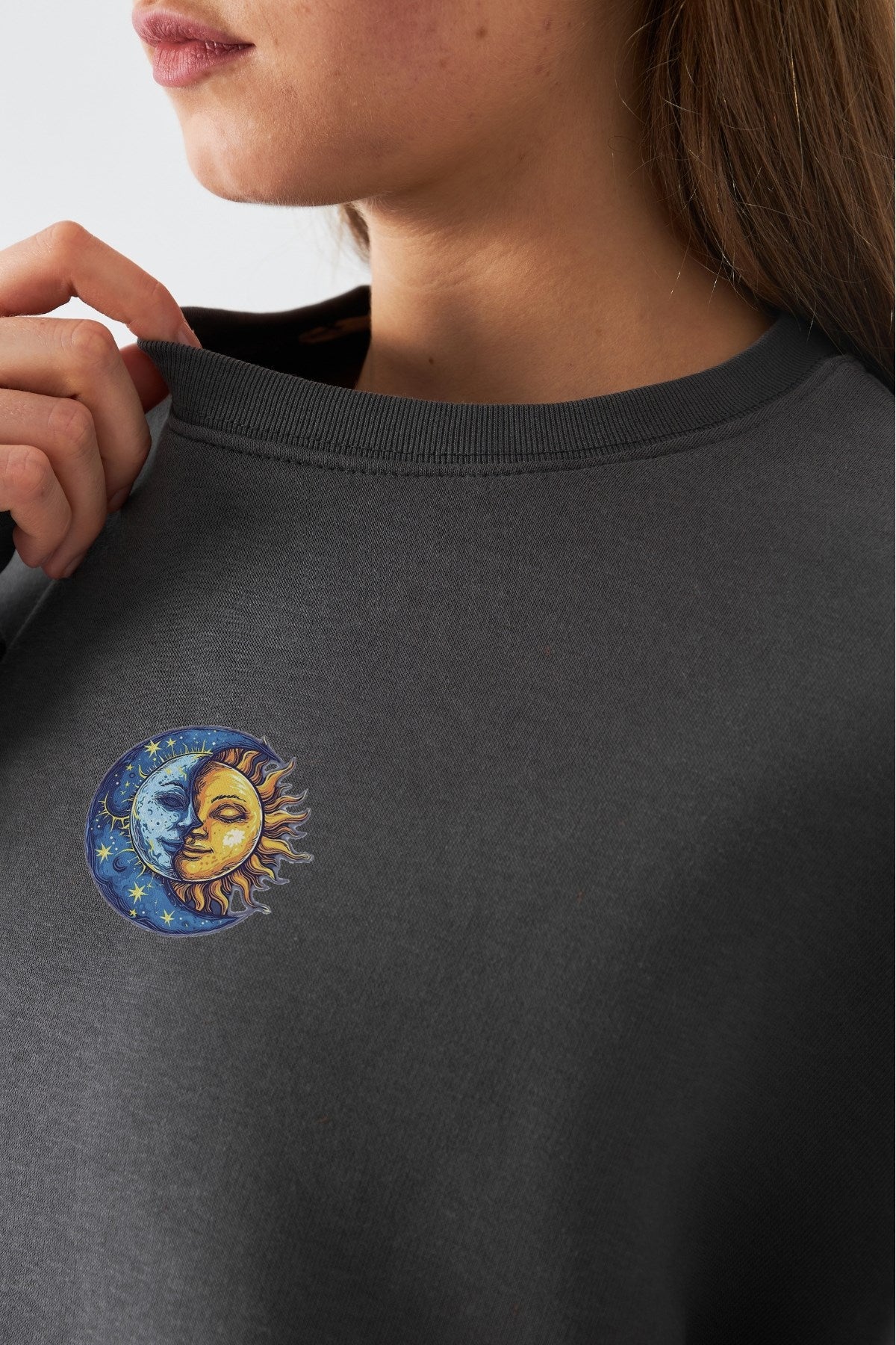 Kadın Oversize Sweatshirt Sun & Moon Baskılı Füme – Bisiklet Yaka, 3 İplik Şardonlu Polar