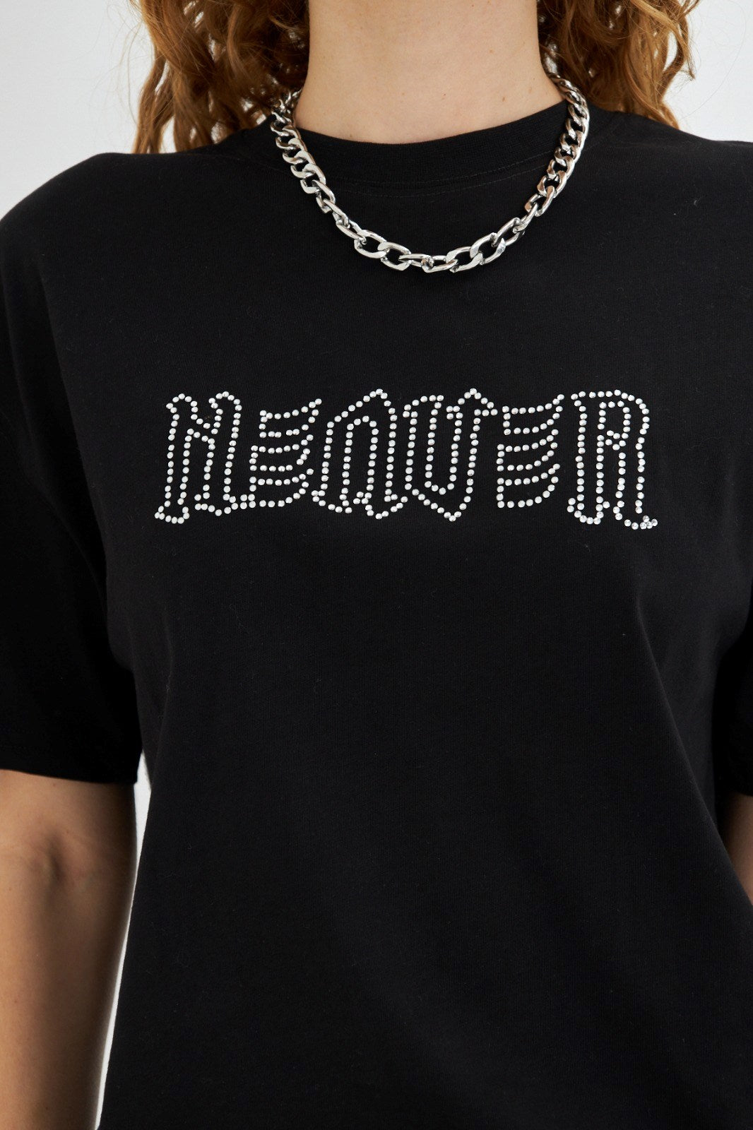 Kadın Siyah Taş İşlemeli Oversize Tişört – İskelet Desenli, Rock Tarzı, Streetwear