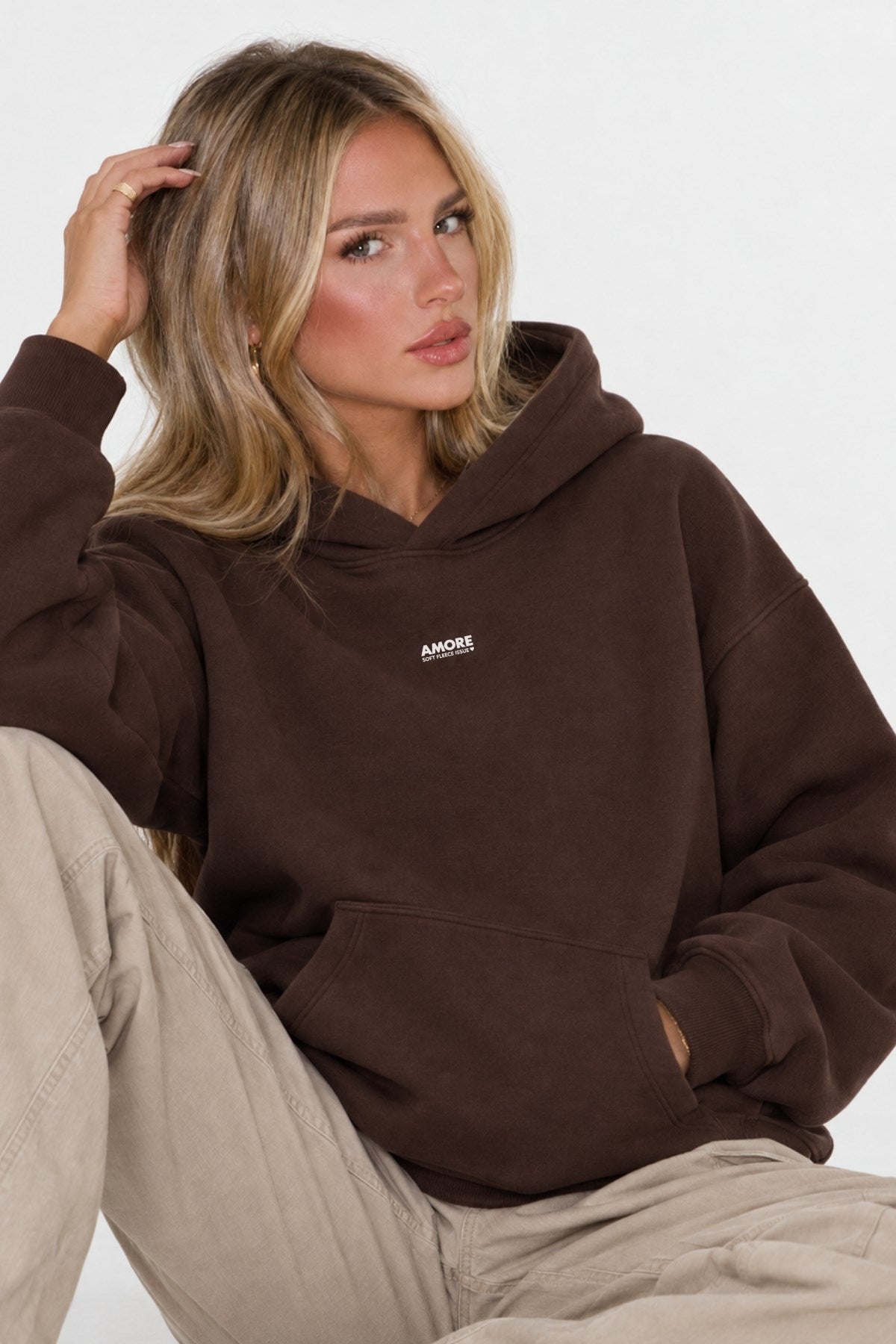 Kadın Oversize Hoodie Amore Baskılı Kahverengi – Kapüşonlu, Kanguru Cepli, 3 İplik Şardonlu Polar