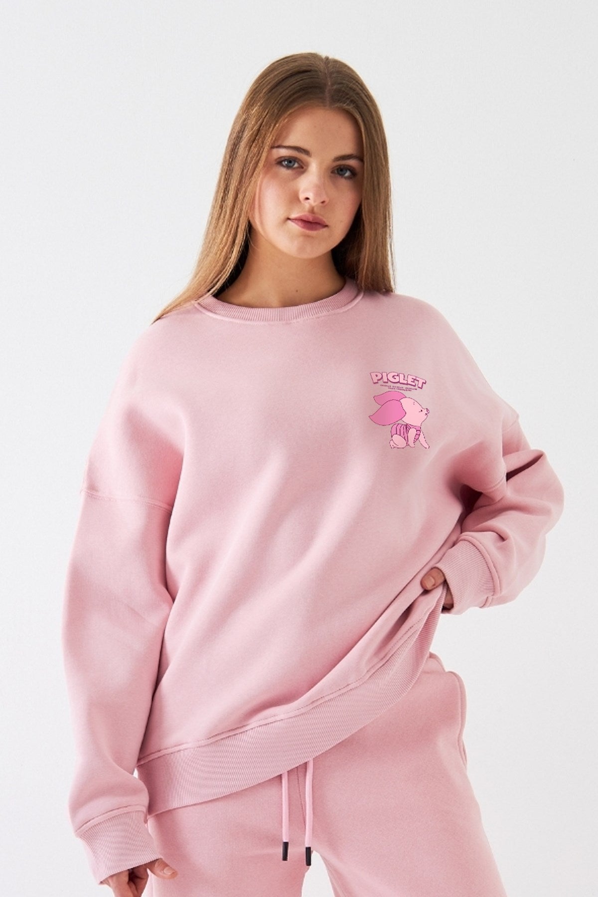 Kadın Oversize Sweatshirt Piglet Dreams Baskılı Pembe – Bisiklet Yaka, 3 İplik Şardonlu Polar