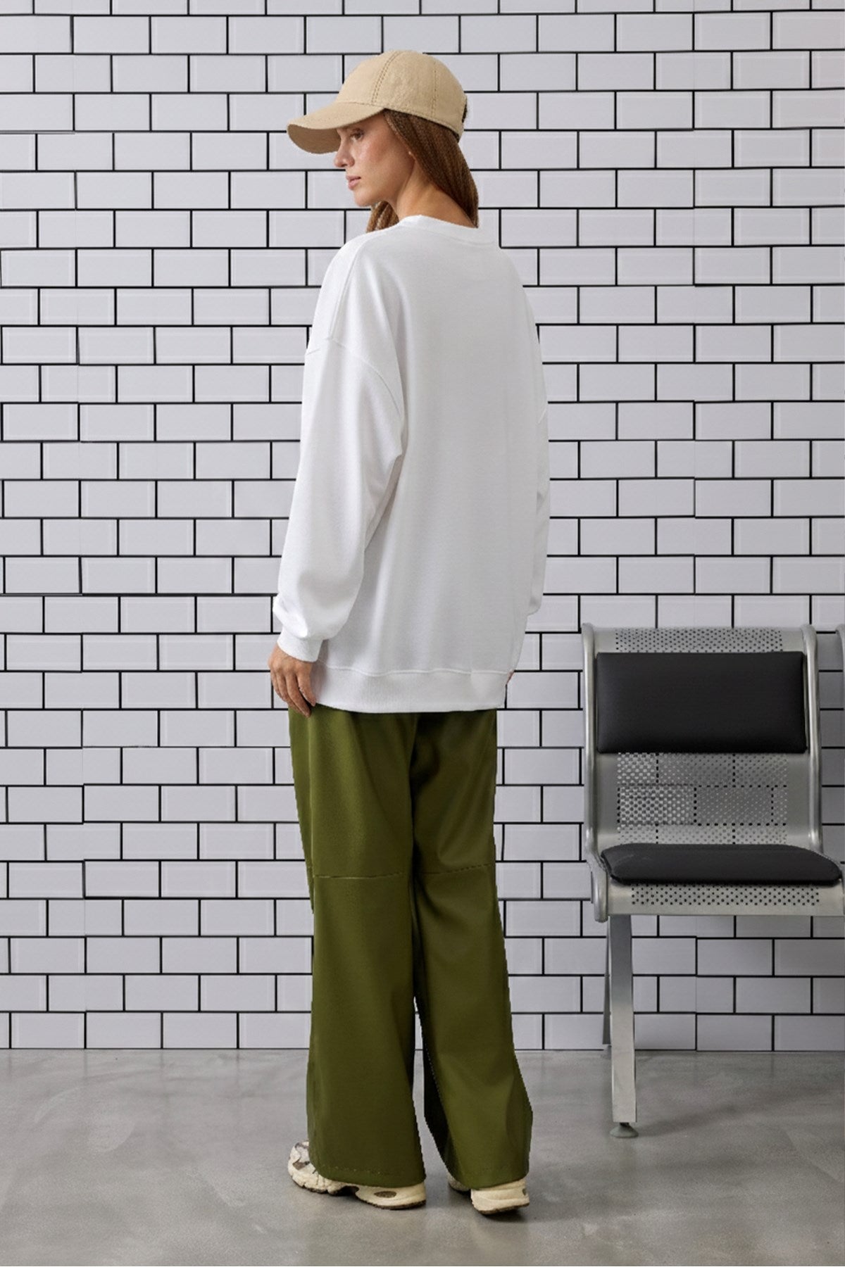 Kadın Oversize Sweatshirt Traveler Bear Baskılı Beyaz – Bisiklet Yaka, 3 İplik Şardonlu Polar