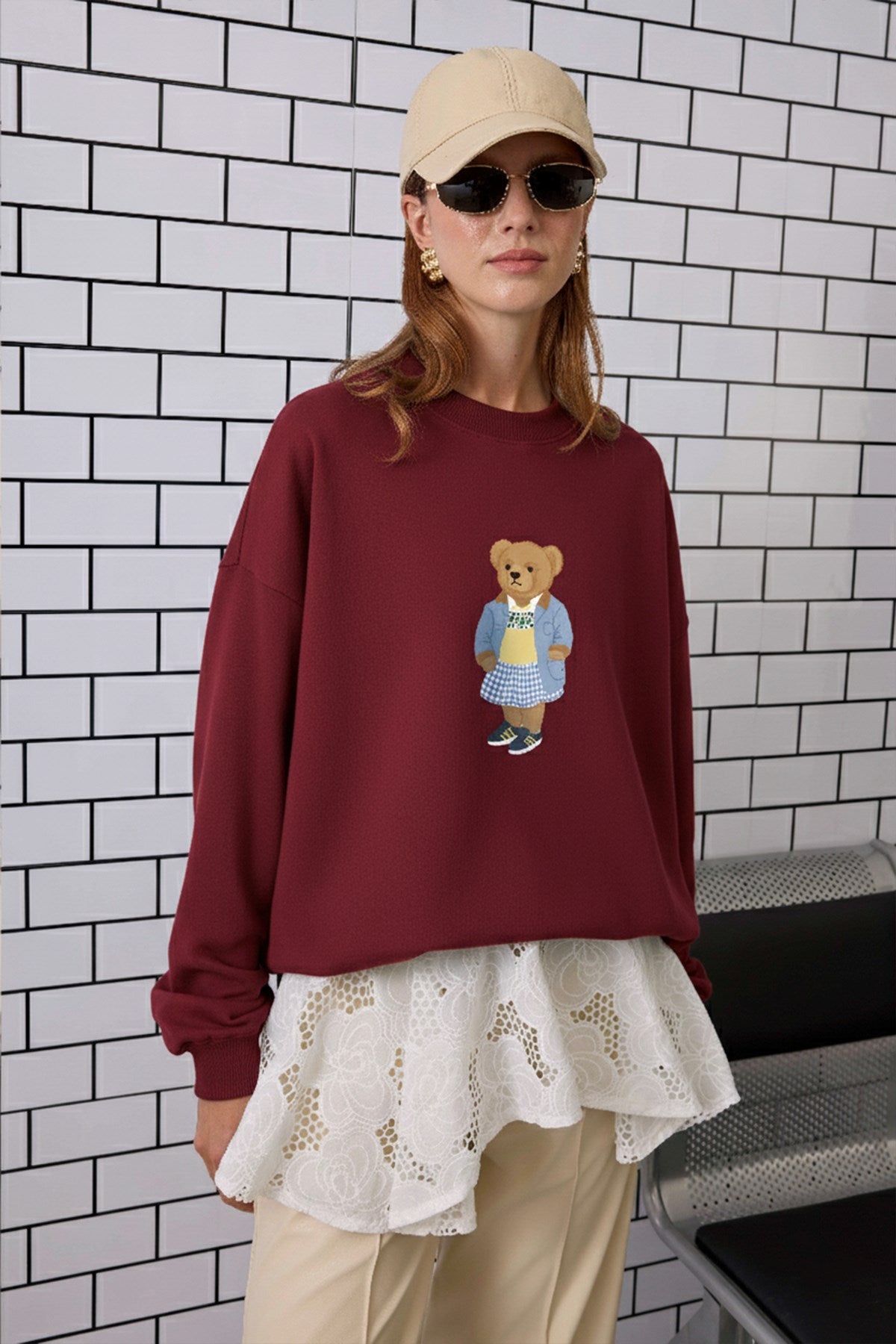 Kadın Oversize Sweatshirt Preppy Girl Bear Baskılı Bordo – Bisiklet Yaka, 3 İplik Şardonlu Polar