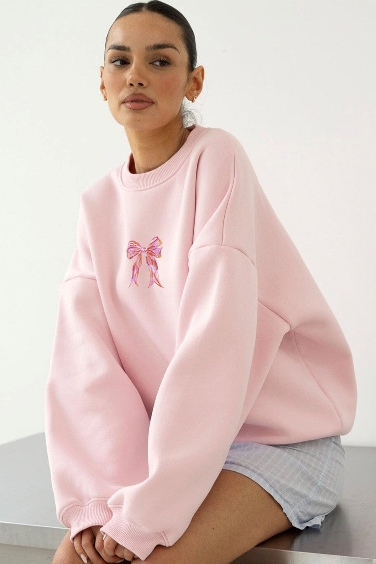 Kadın Oversize Sweatshirt Pembe  Kurdele Baskılı Pembe – Bisiklet Yaka, 3 İplik Şardonlu Polar