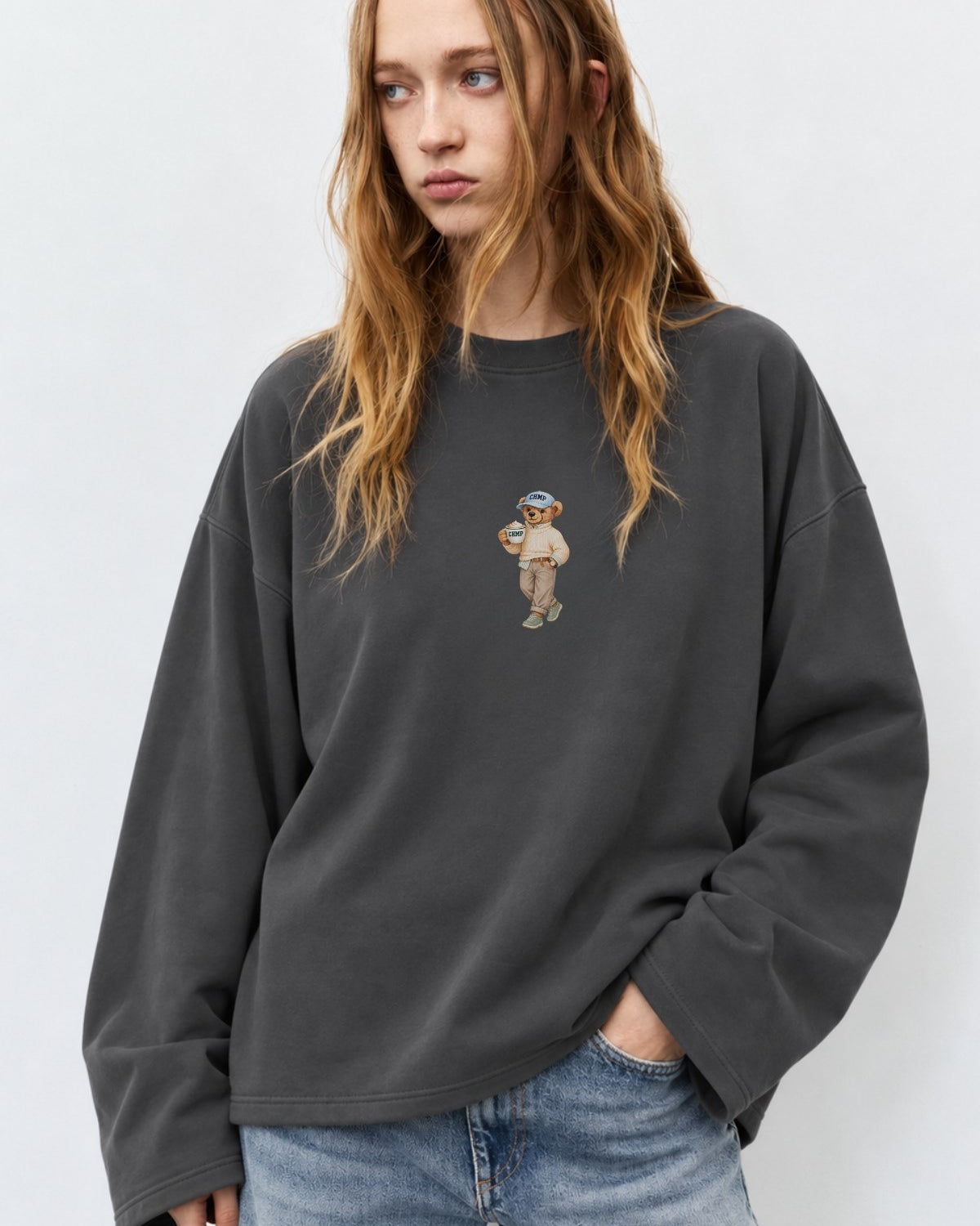 Kadın Relaxed Fit Sweatshirt Coffee Bear Baskılı Füme – Bisiklet Yaka, 3 İplik Şardonsuz, Düşük Omuz