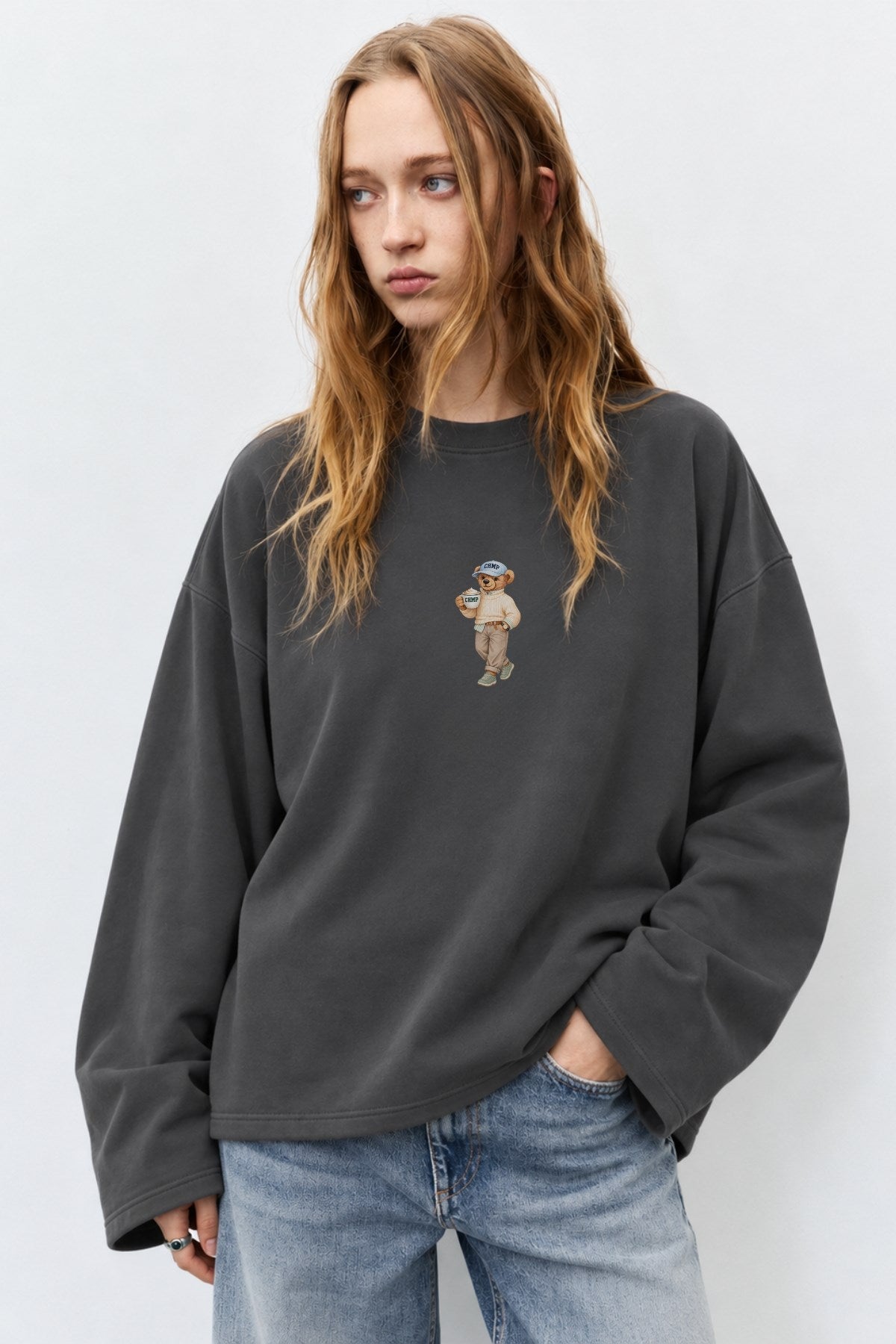 Kadın Relaxed Fit Sweatshirt Coffee Bear Baskılı Füme – Bisiklet Yaka, 3 İplik Şardonsuz, Düşük Omuz