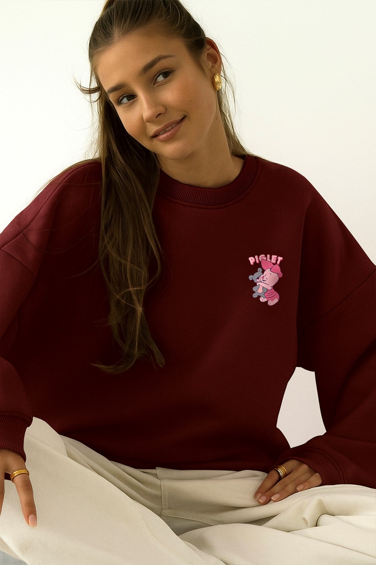 Kadın Oversize Sweatshirt Piglet Hugs Baskılı Bordo – Bisiklet Yaka, 3 İplik Şardonlu Polar