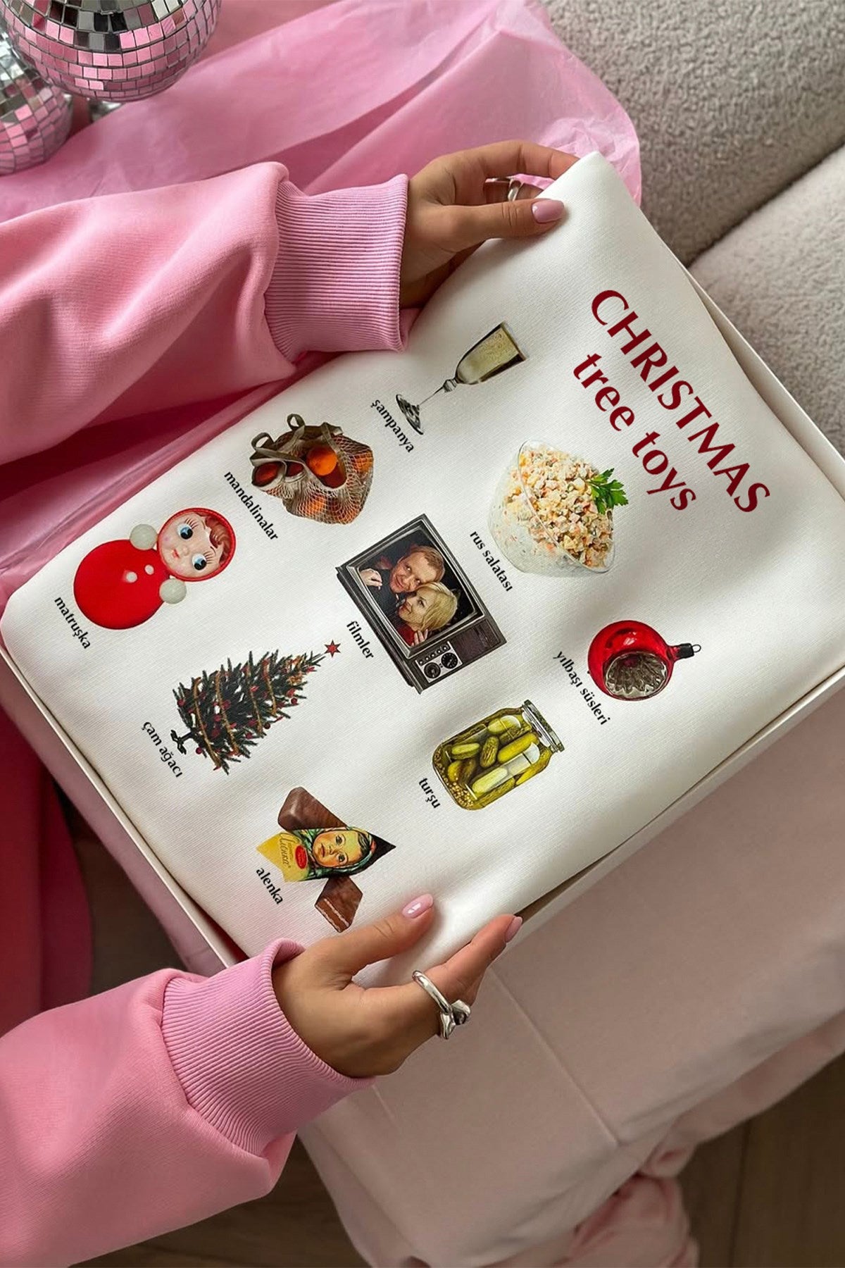 Kadın Oversize Sweatshirt Elbise Christmas Toys Baskılı Beyaz – Bisiklet Yaka, 3 İplik Polar