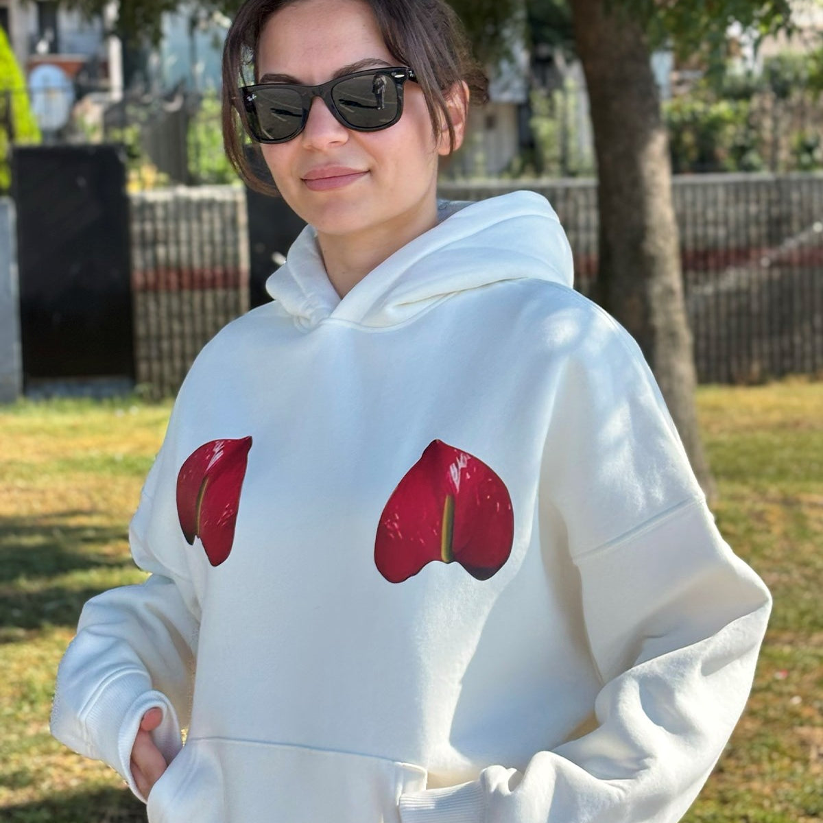 Oversize Kadın Sweatshirt Hoodie Flamingo Çiçeği Baskılı Beyaz – Kapüşonlu, Cepli, 3 İplik Polar