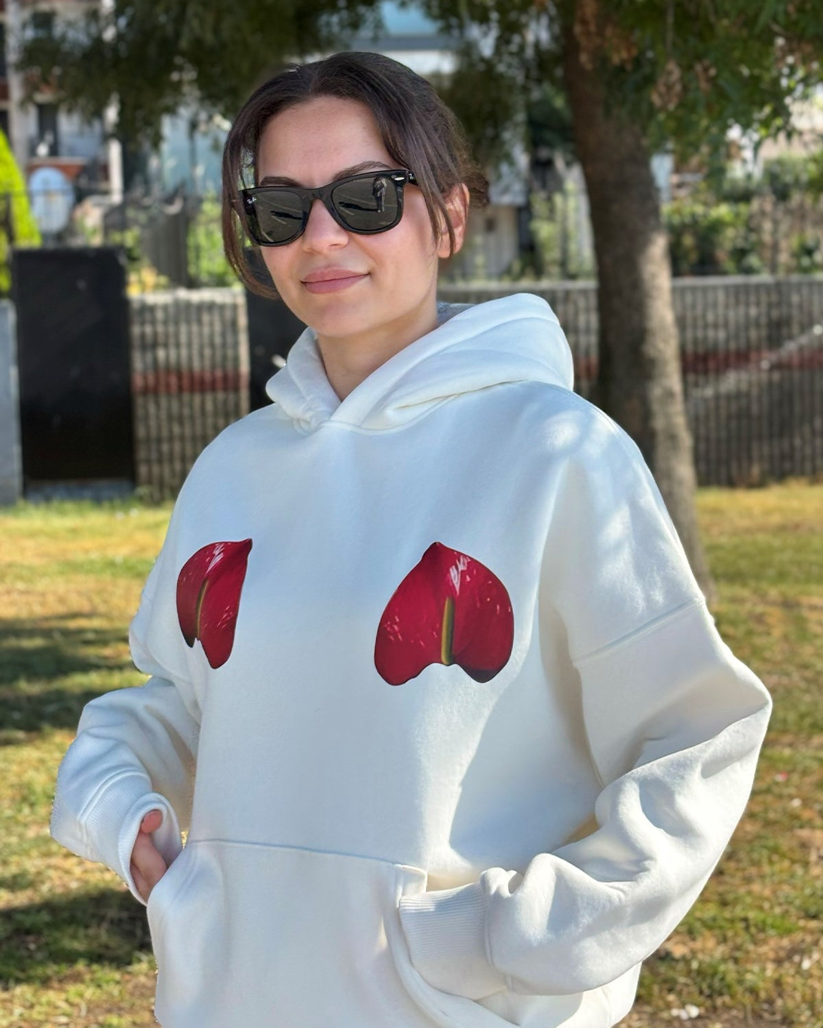 Oversize Kadın Sweatshirt Hoodie Flamingo Çiçeği Baskılı Beyaz – Kapüşonlu, Cepli, 3 İplik Polar