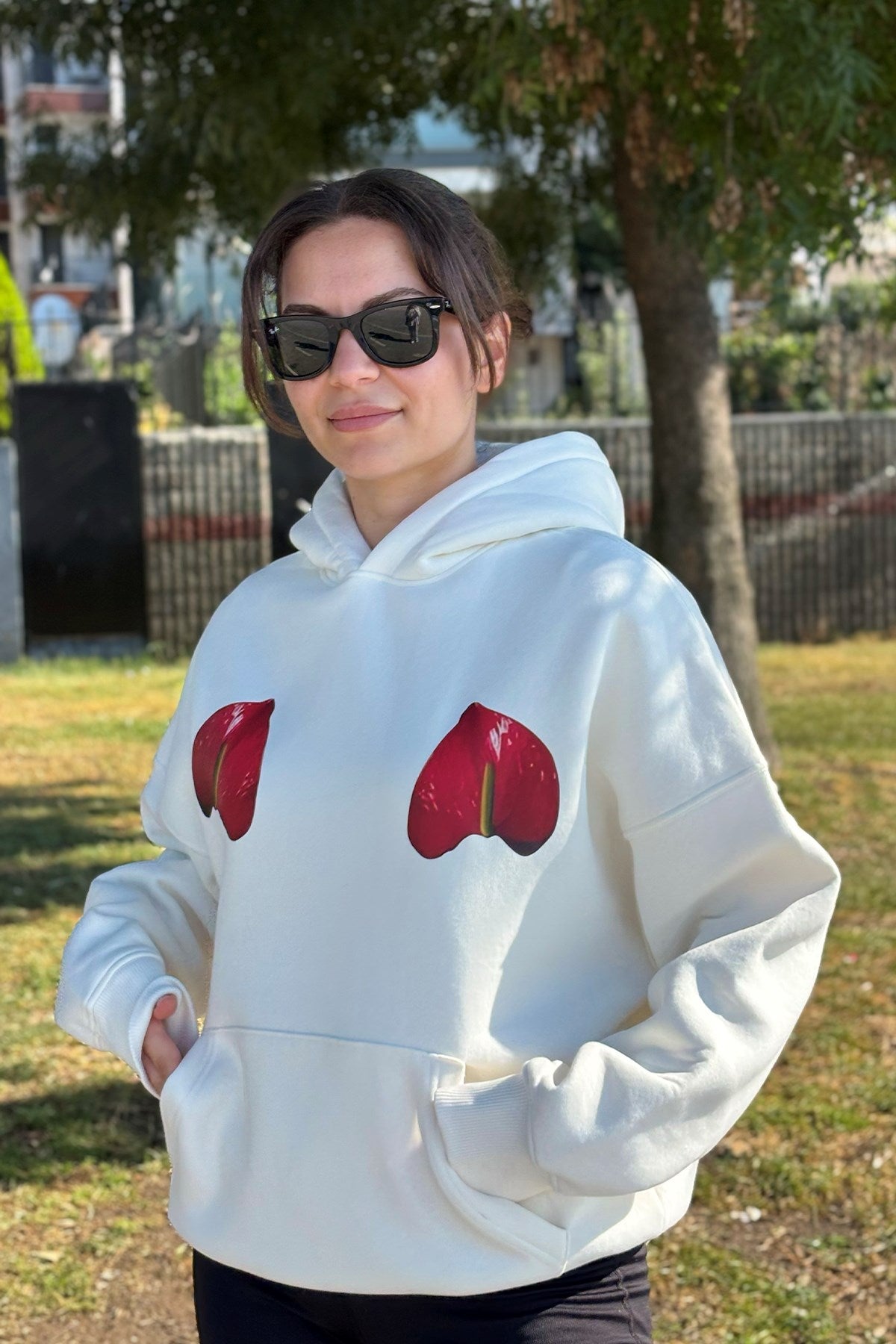 Oversize Kadın Sweatshirt Hoodie Flamingo Çiçeği Baskılı Beyaz – Kapüşonlu, Cepli, 3 İplik Polar